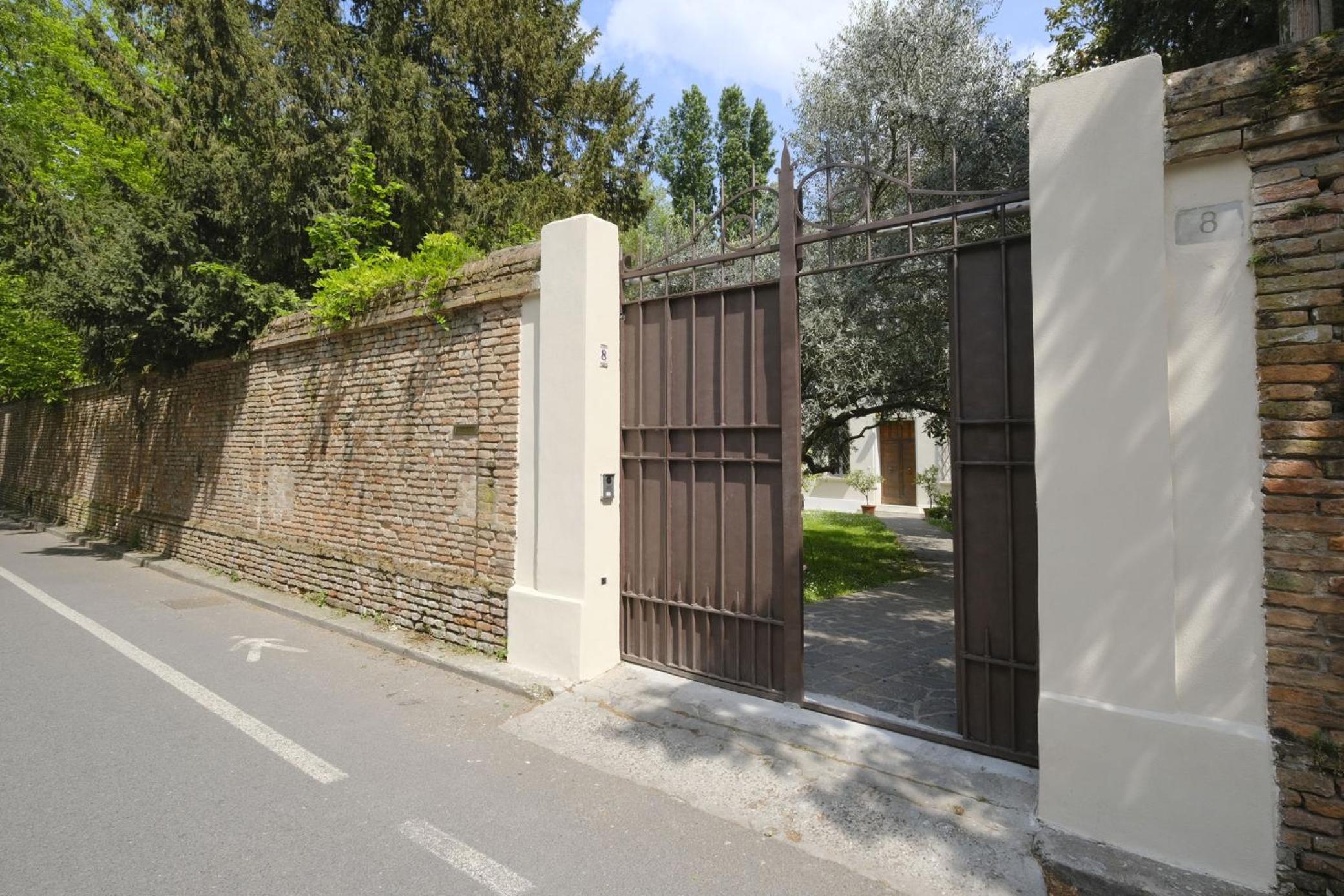 GuestHost - Certosa di Ferrara Wonderful Villa x12!