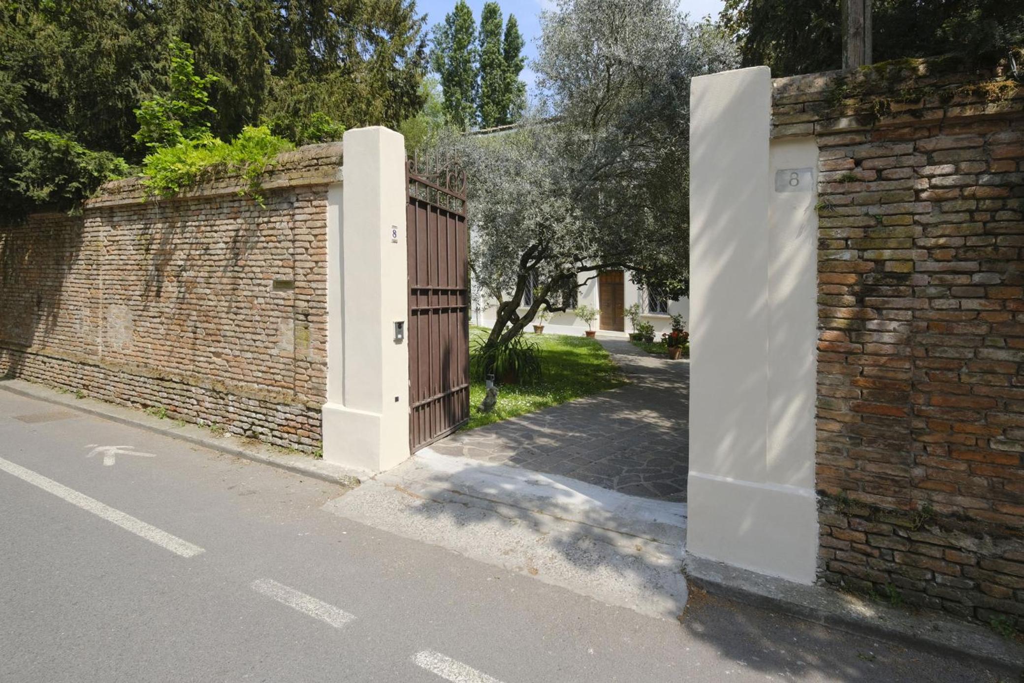 GuestHost - Certosa di Ferrara Wonderful Villa x12!