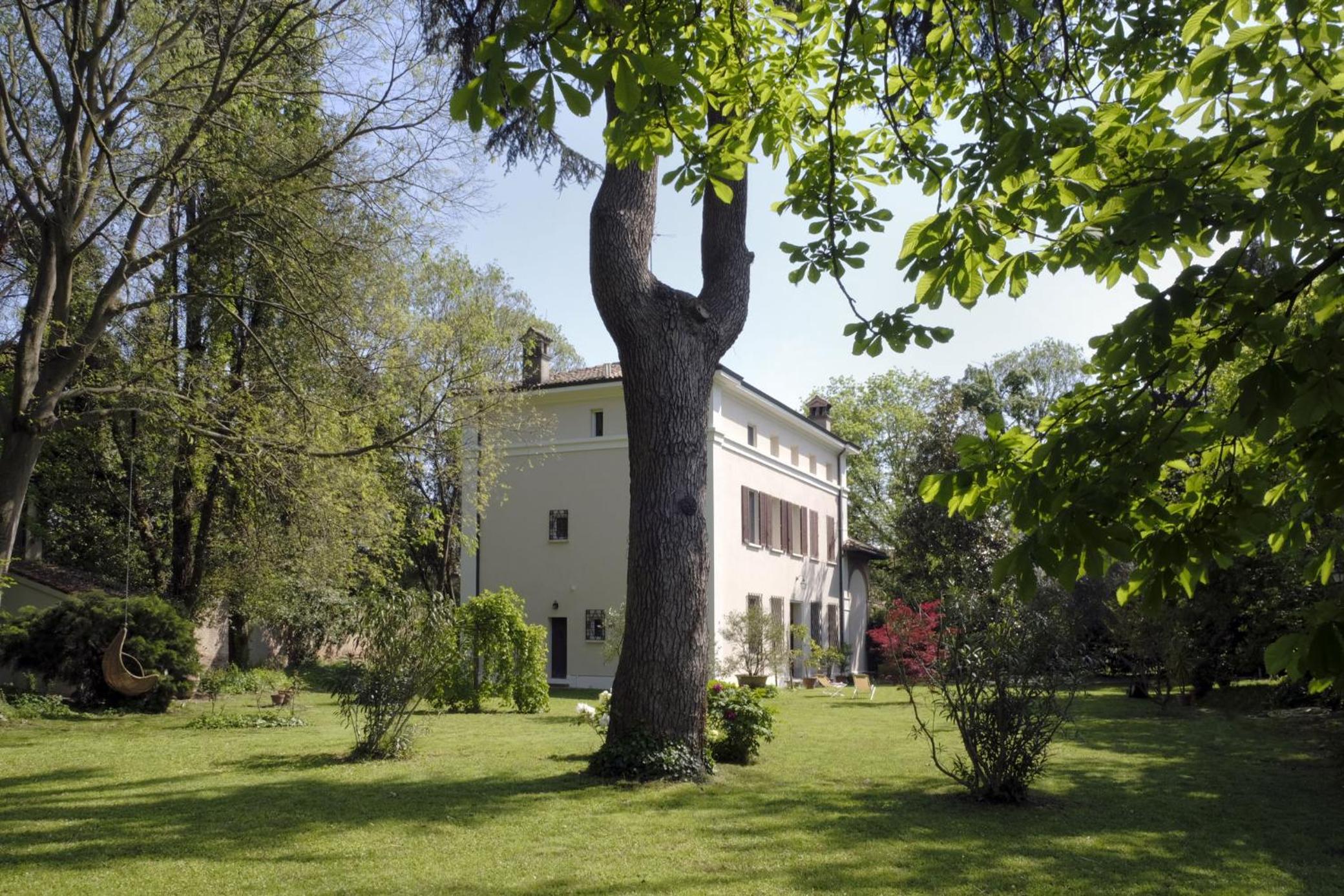GuestHost - Certosa di Ferrara Wonderful Villa x12!