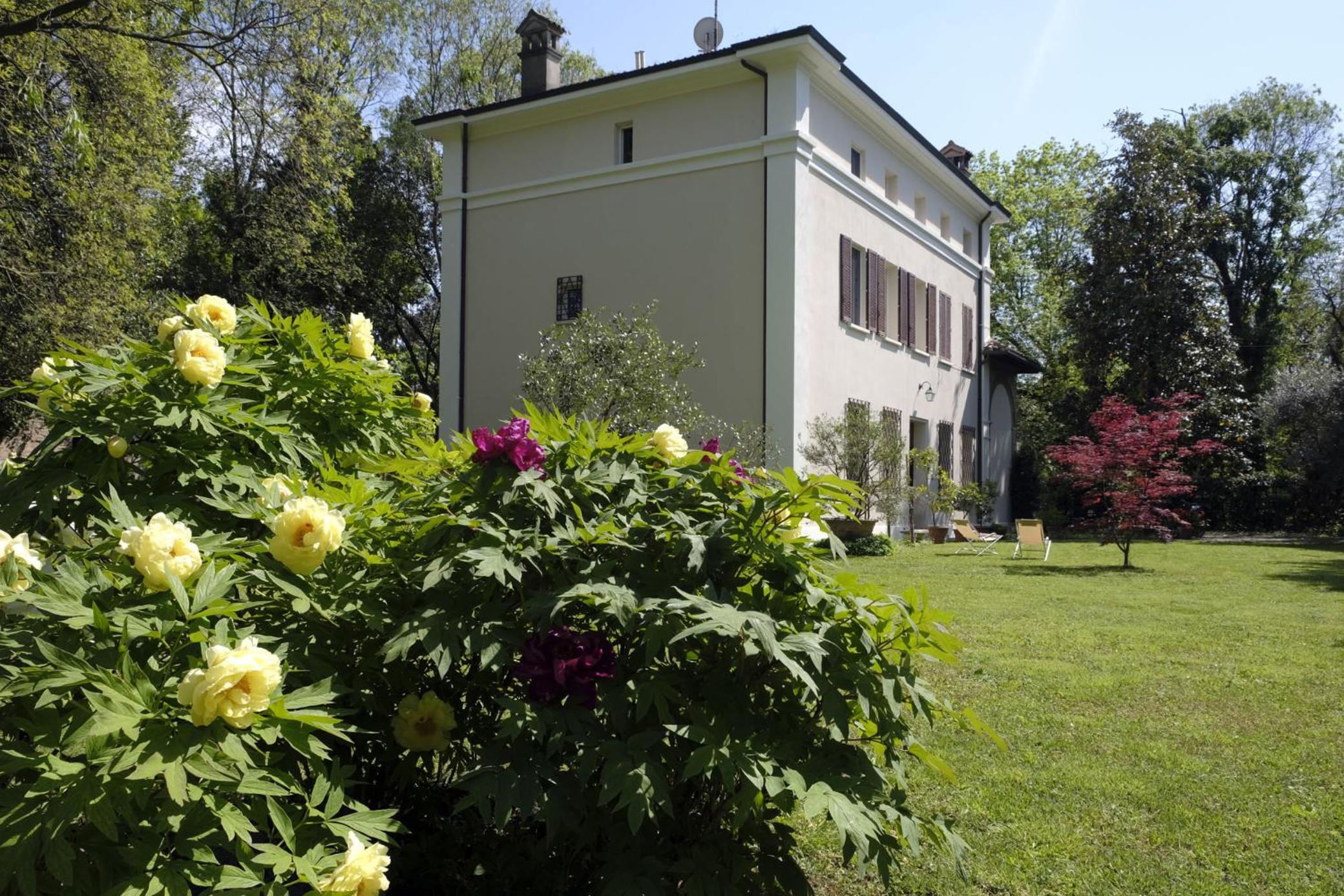 GuestHost - Certosa di Ferrara Wonderful Villa x12!
