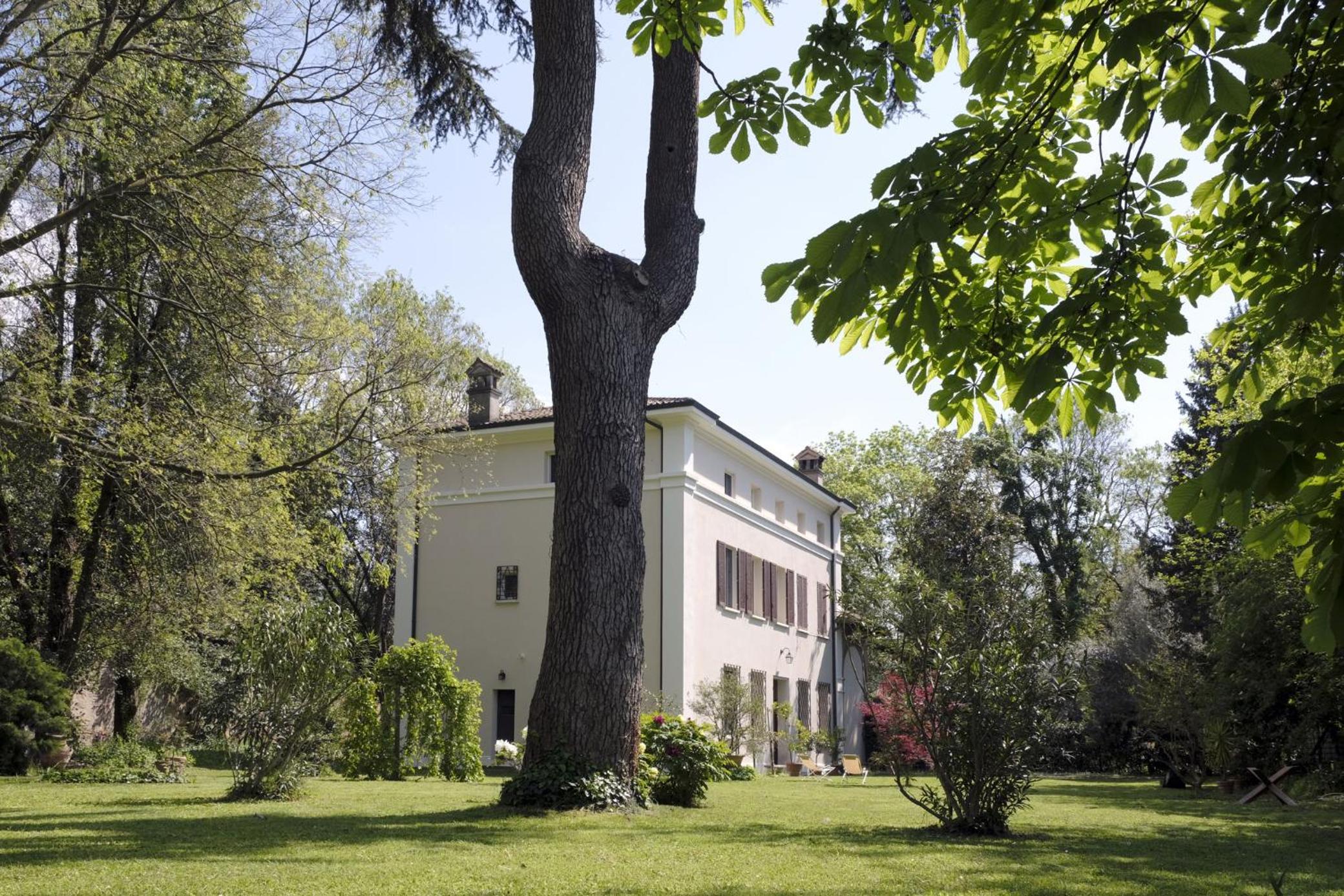 GuestHost - Certosa di Ferrara Wonderful Villa x12! photo 4