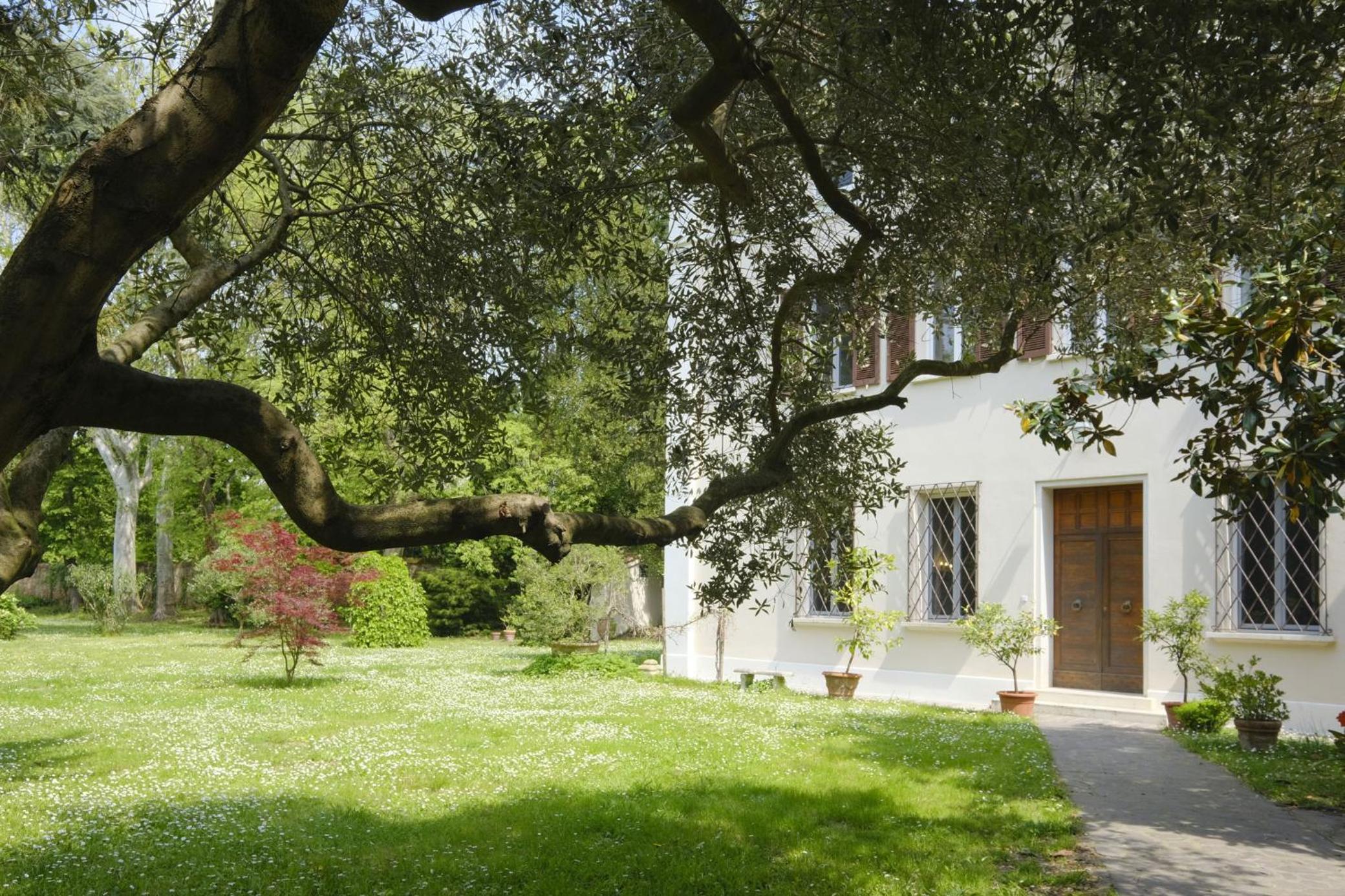 GuestHost - Certosa di Ferrara Wonderful Villa x12!