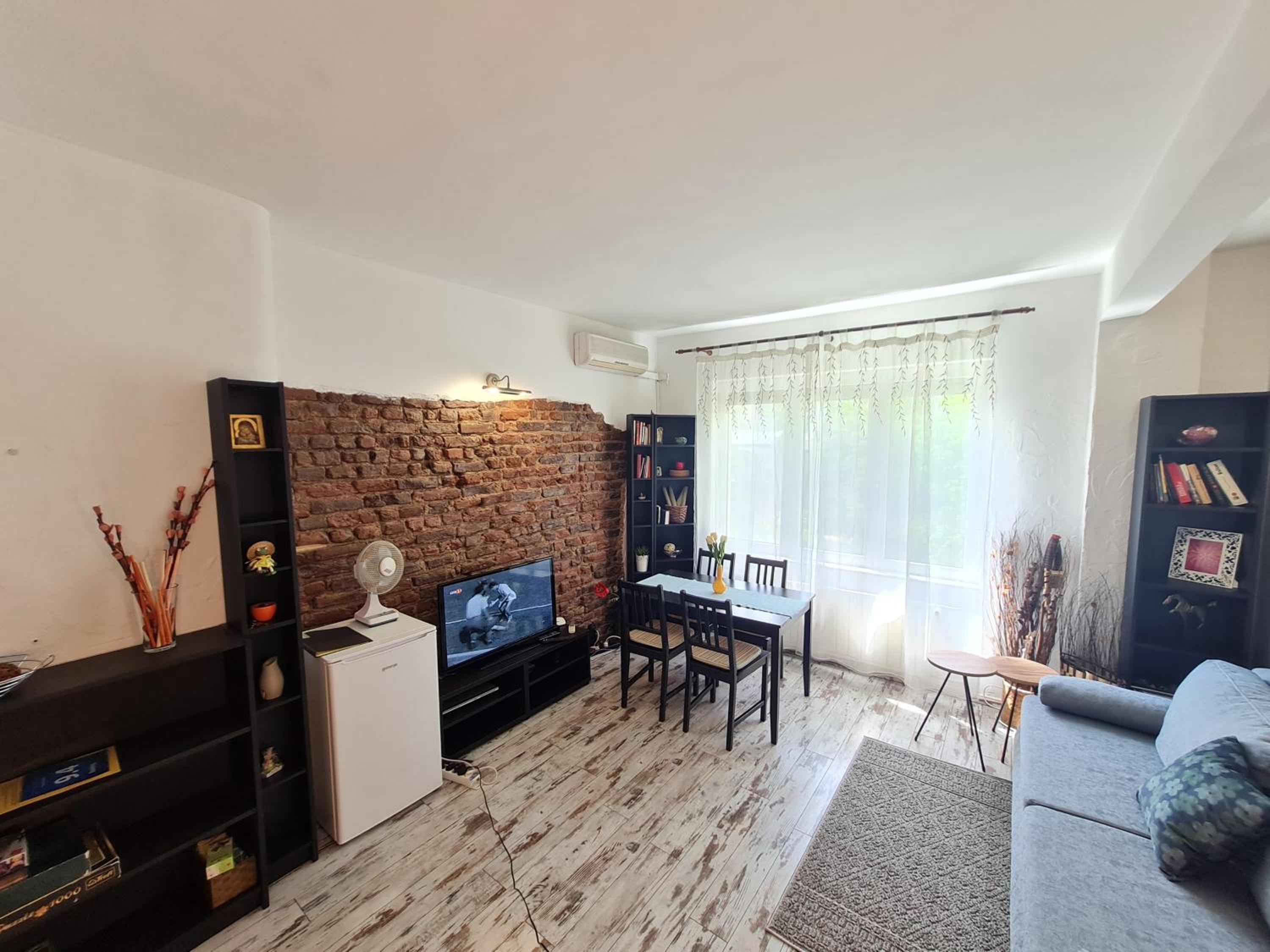 Raya Maisonette, Ideal Center
