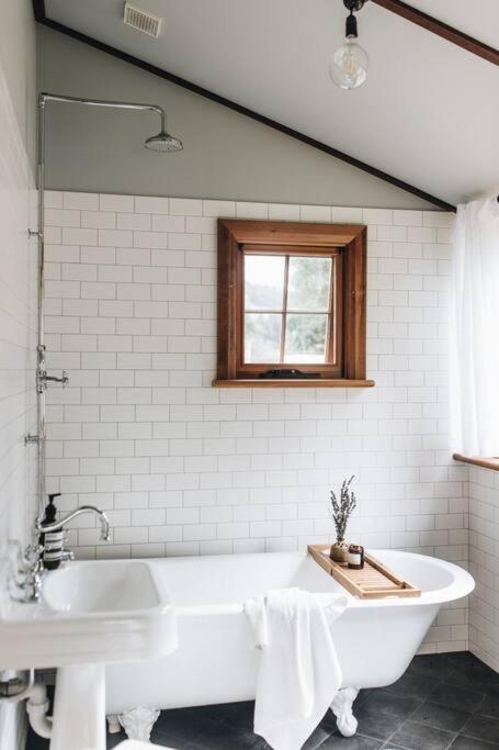 Pickers Hut - A Country Style Featured Dream Stay