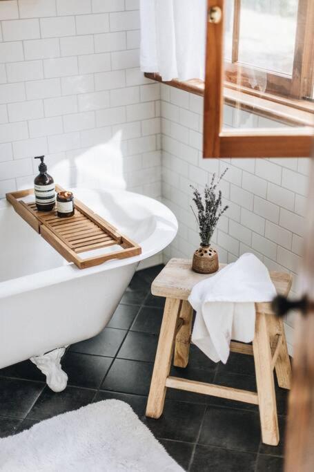 Pickers Hut - A Country Style Featured Dream Stay