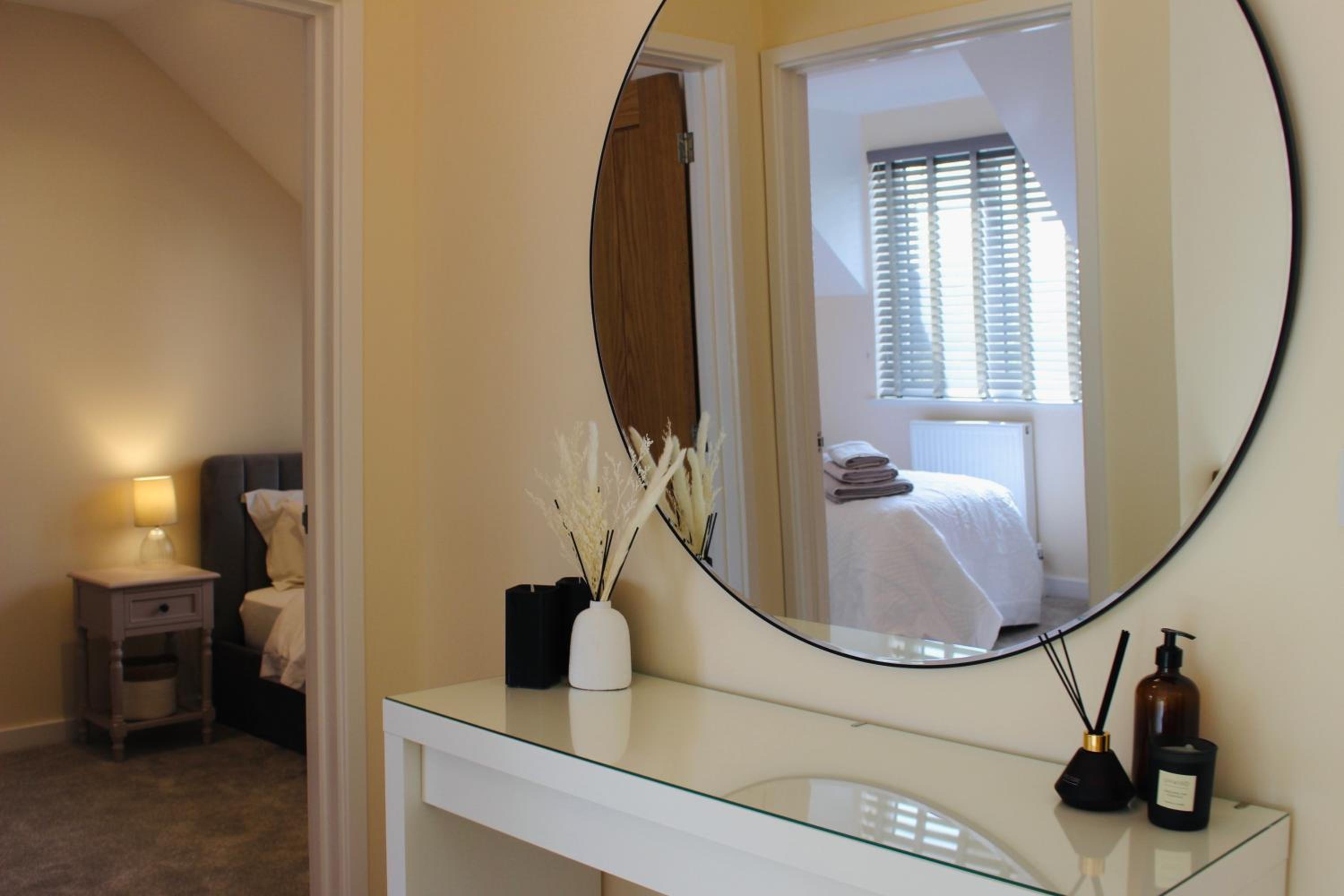 No 1 The Paddock - Spacious holiday home with a hot tub view 4
