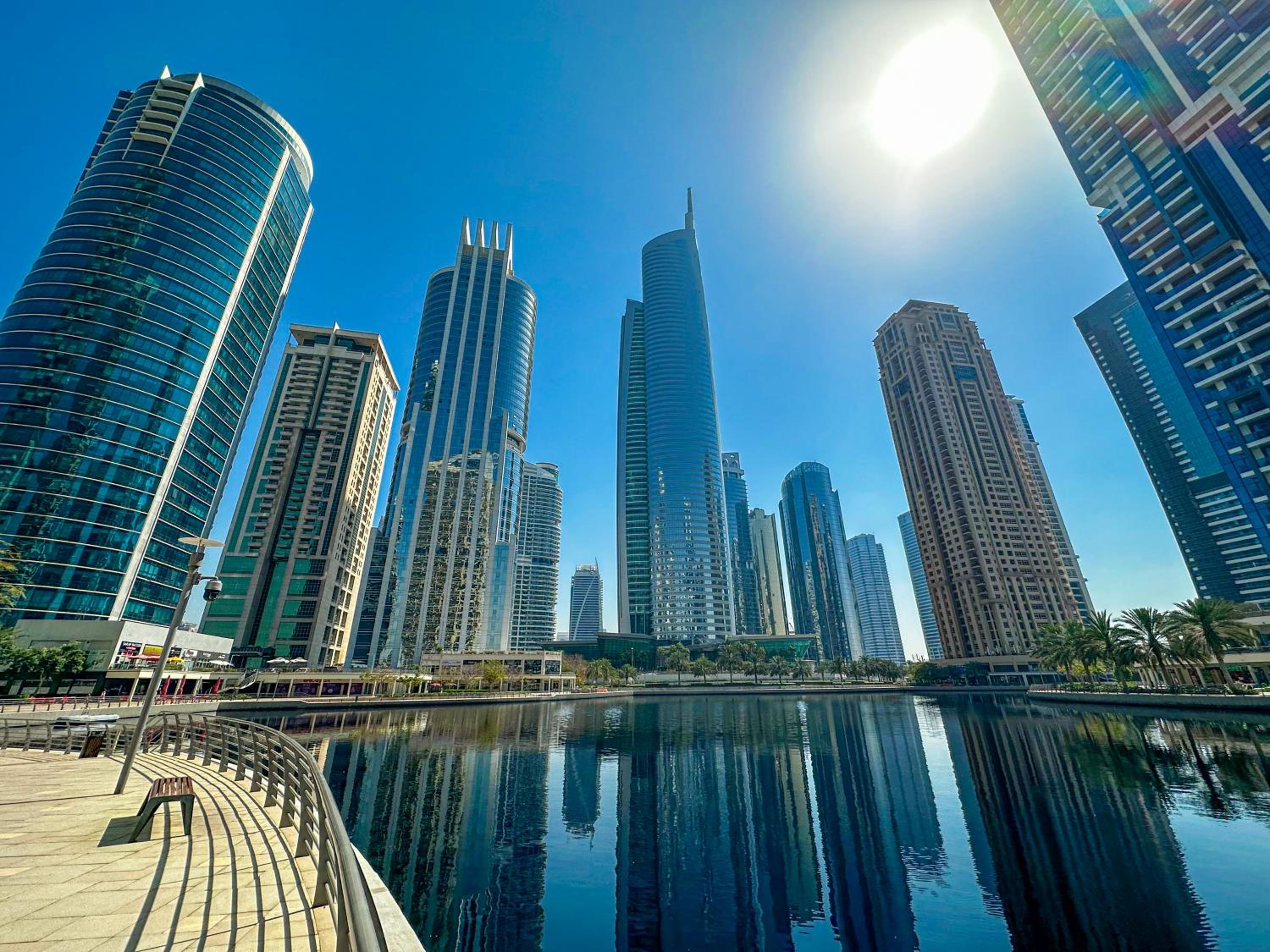 HiGuests - Superb Lake Views from this 2BR Apt in JLT