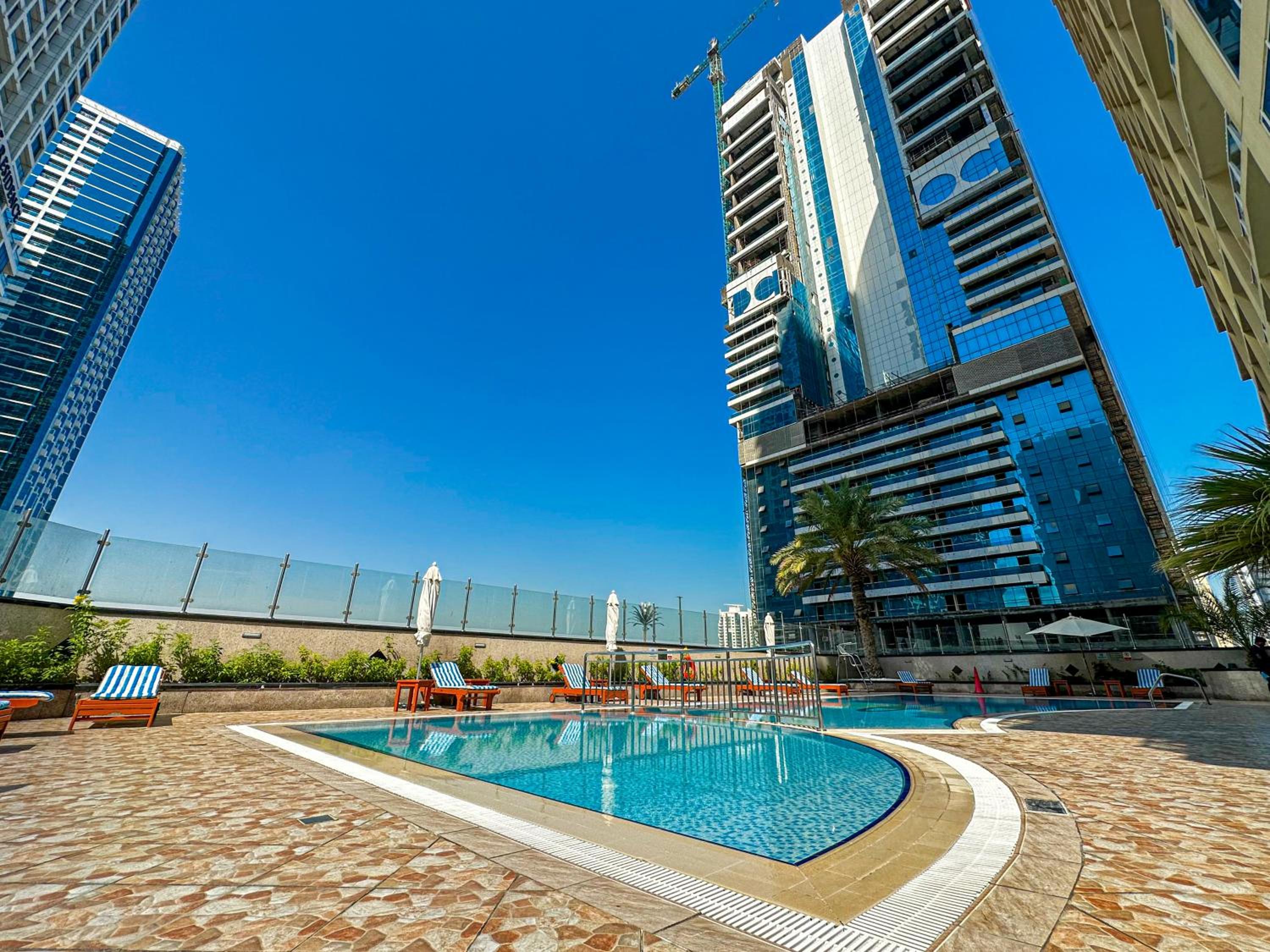 HiGuests - Superb Lake Views from this 2BR Apt in JLT