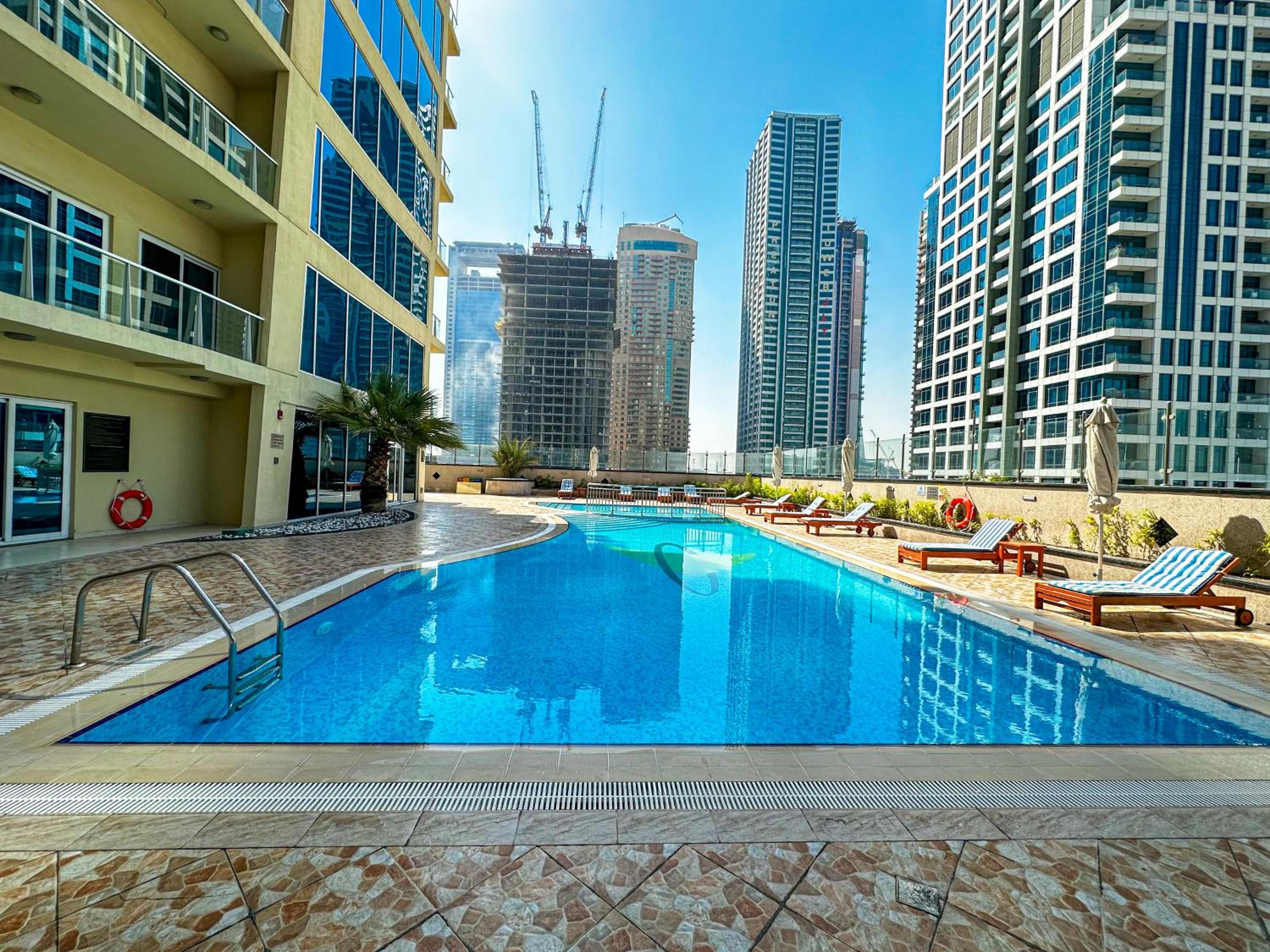 HiGuests - Superb Lake Views from this 2BR Apt in JLT