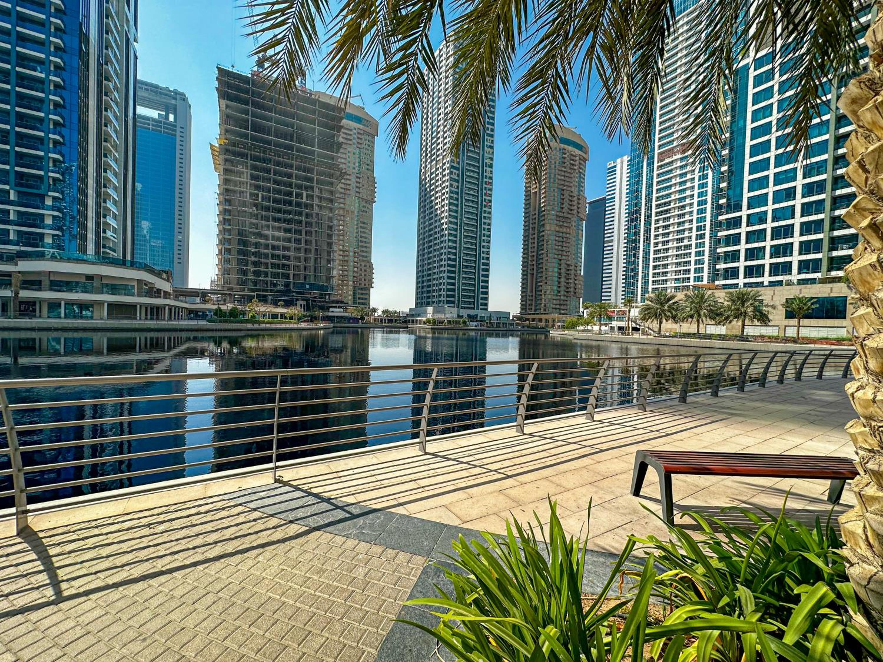 HiGuests - Superb Lake Views from this 2BR Apt in JLT