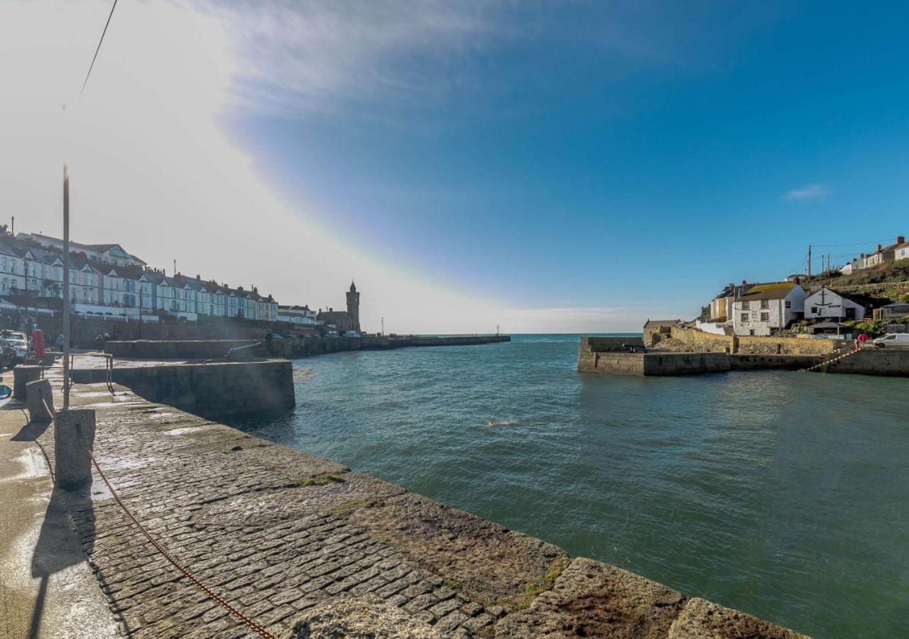 3 Bed in Porthleven oc-1seav