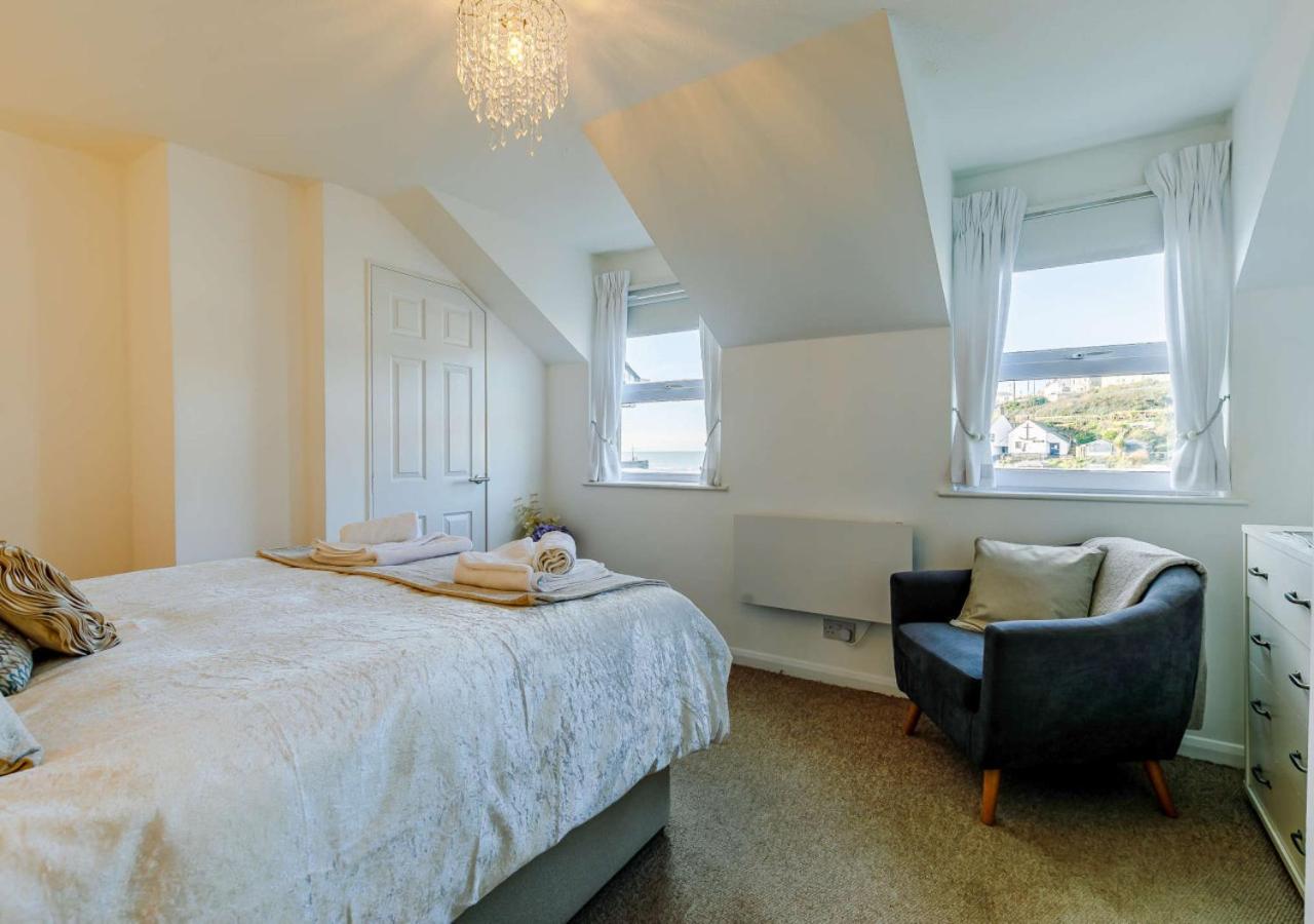 3 Bed in Porthleven oc-1seav