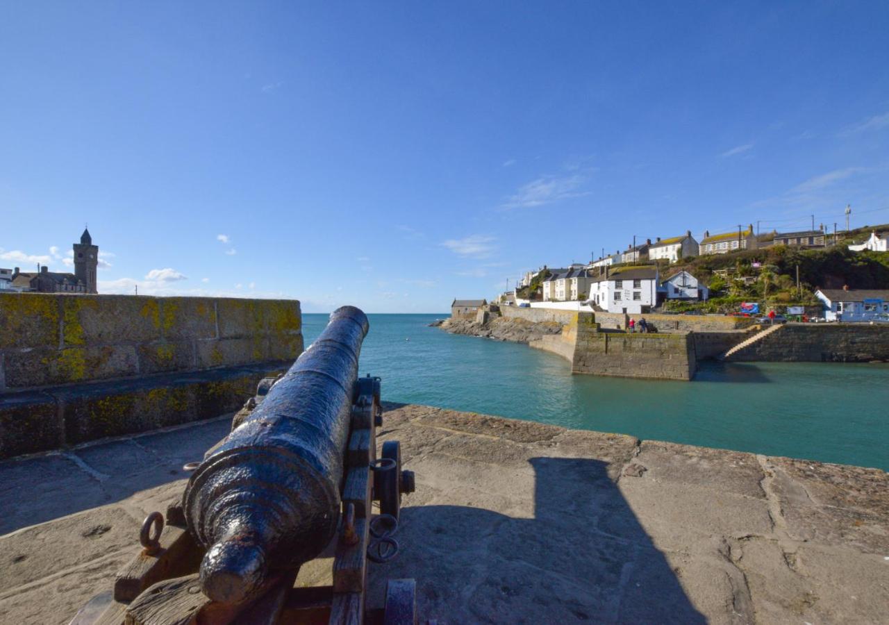 3 Bed in Porthleven oc-1seav
