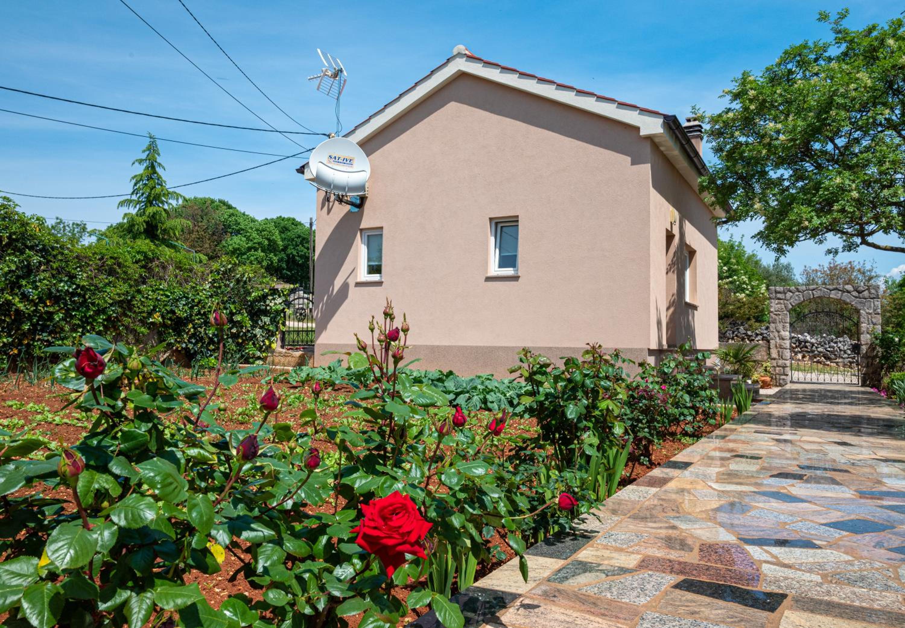 Holiday house with private Pool view 3