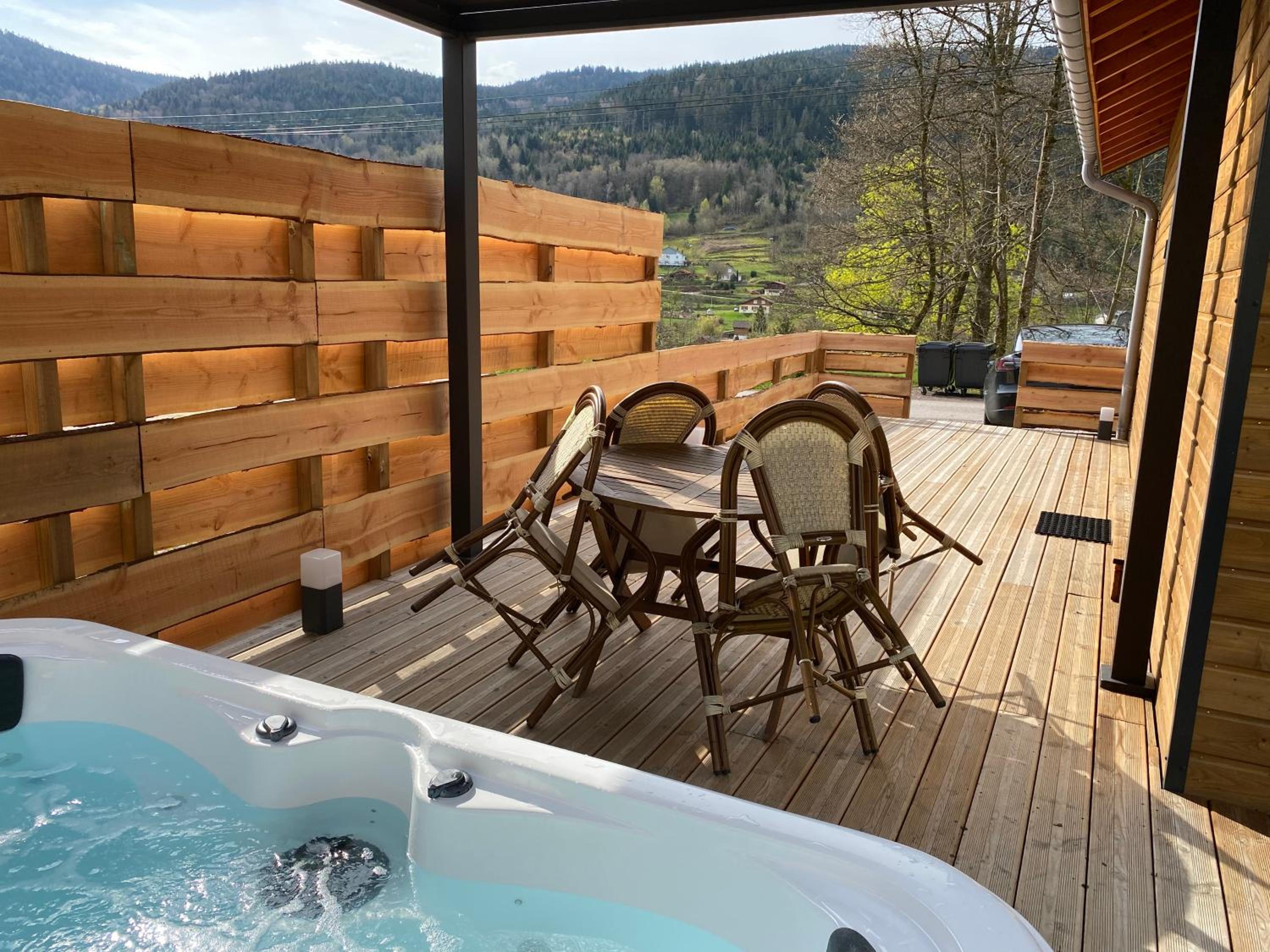 Les Chalets des Capucines & Jacuzzi privatif view 5