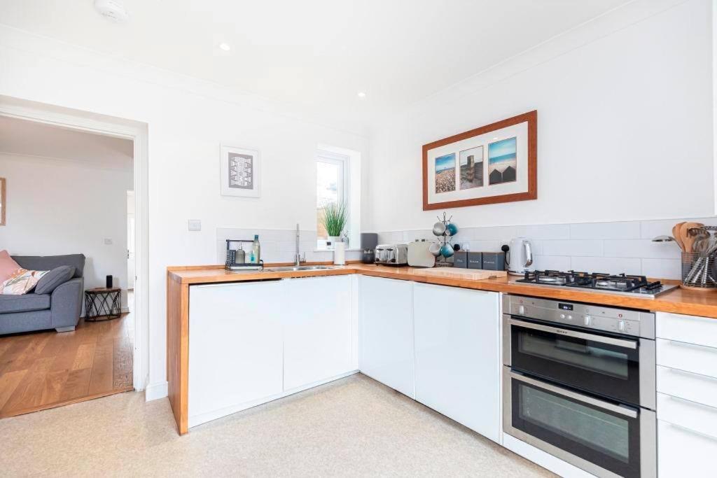 PALM TREES by BOURNECOAST - A Lovely Two Bedroom VICTORIAN HOLIDAY HOME Located in a Popular Area - HB8500 view 2