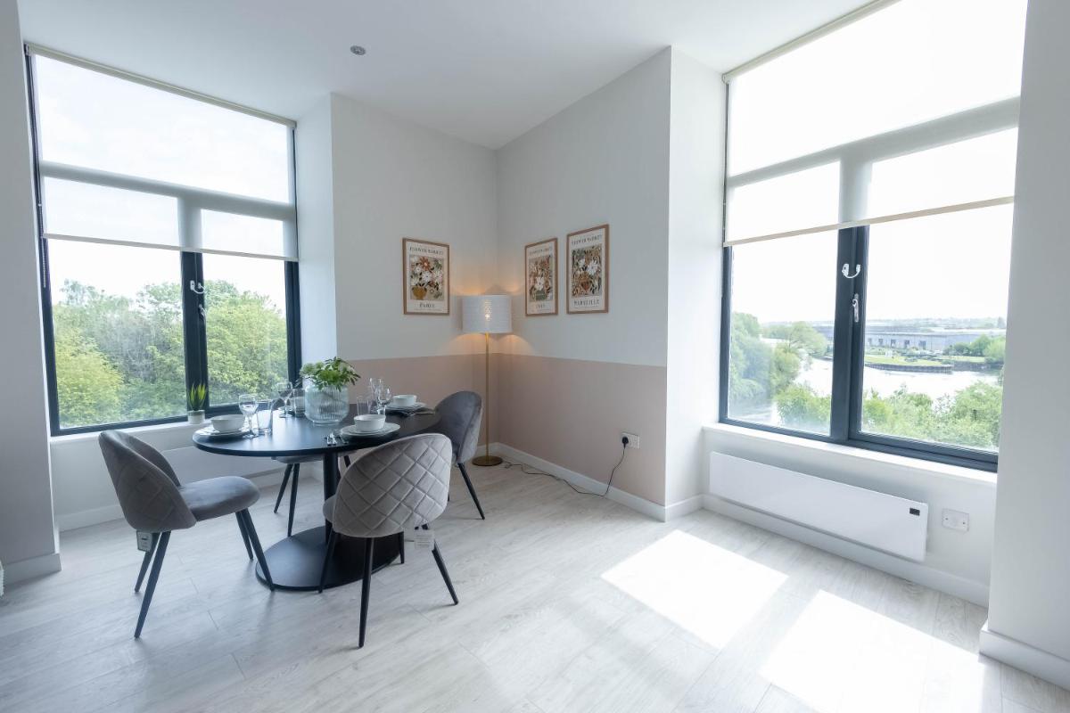 Leeds Haven - Niche 1 & 2 Bedroom Apartments' with Cityscape views includes parking upon availability by Sojo Stay view 4