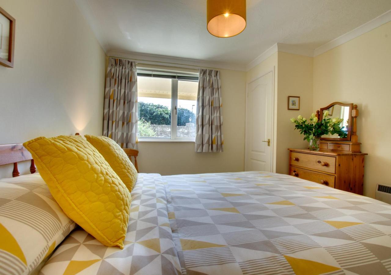 2 Bed in Clifton Court oc-fl24 view 2