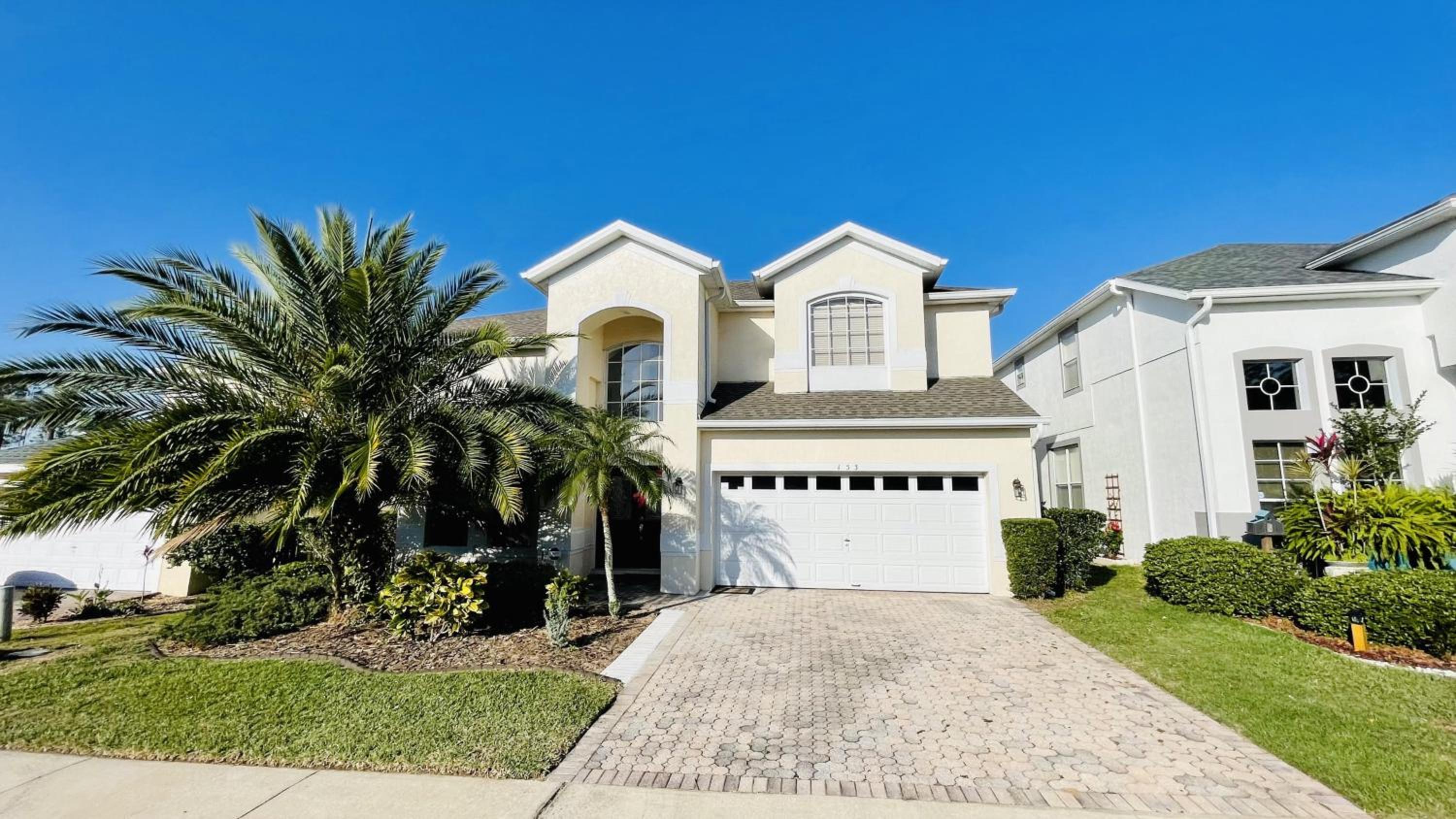 Spacious Modern And Pool Home With Spa view 3