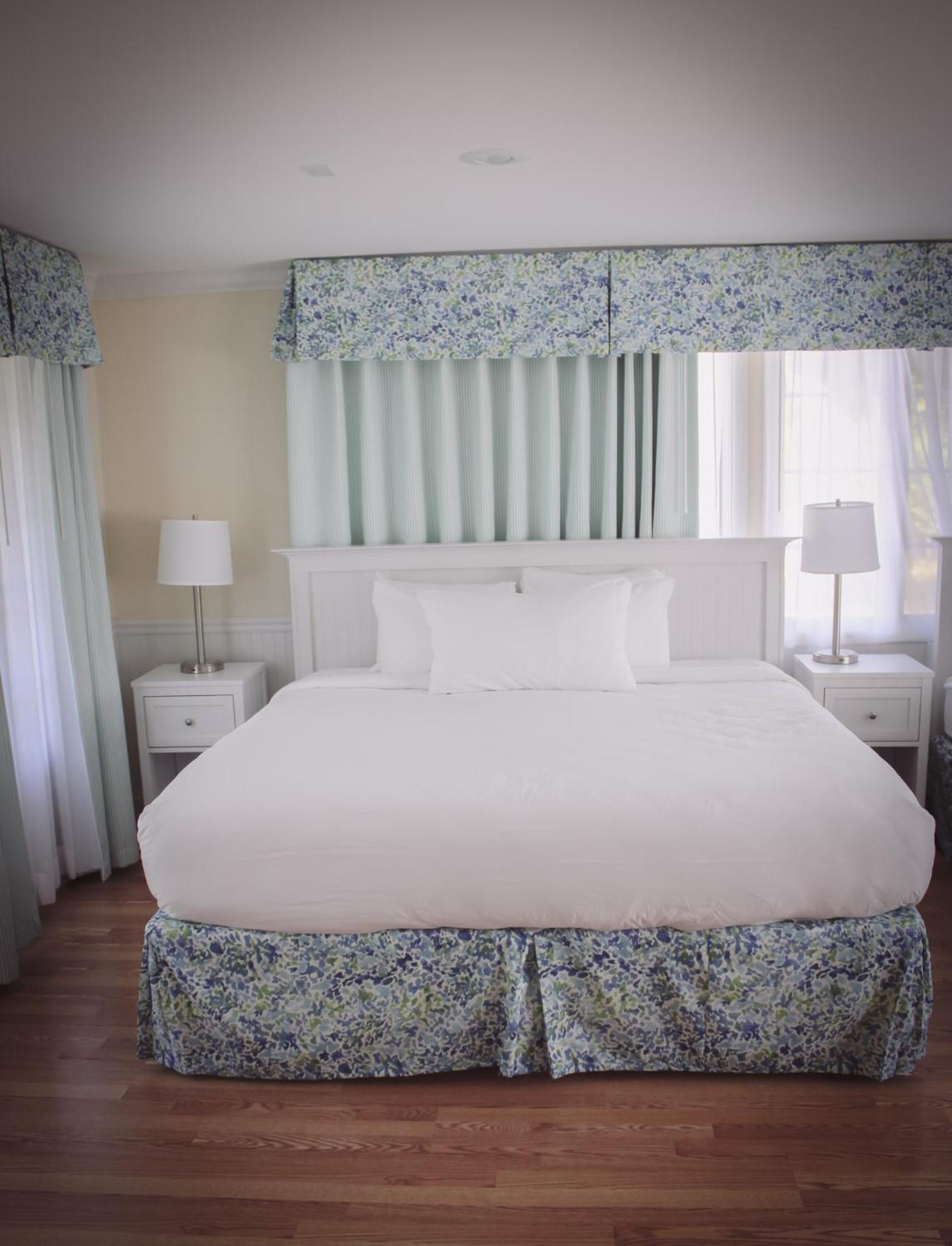 Colonial Inn Harbor Springs