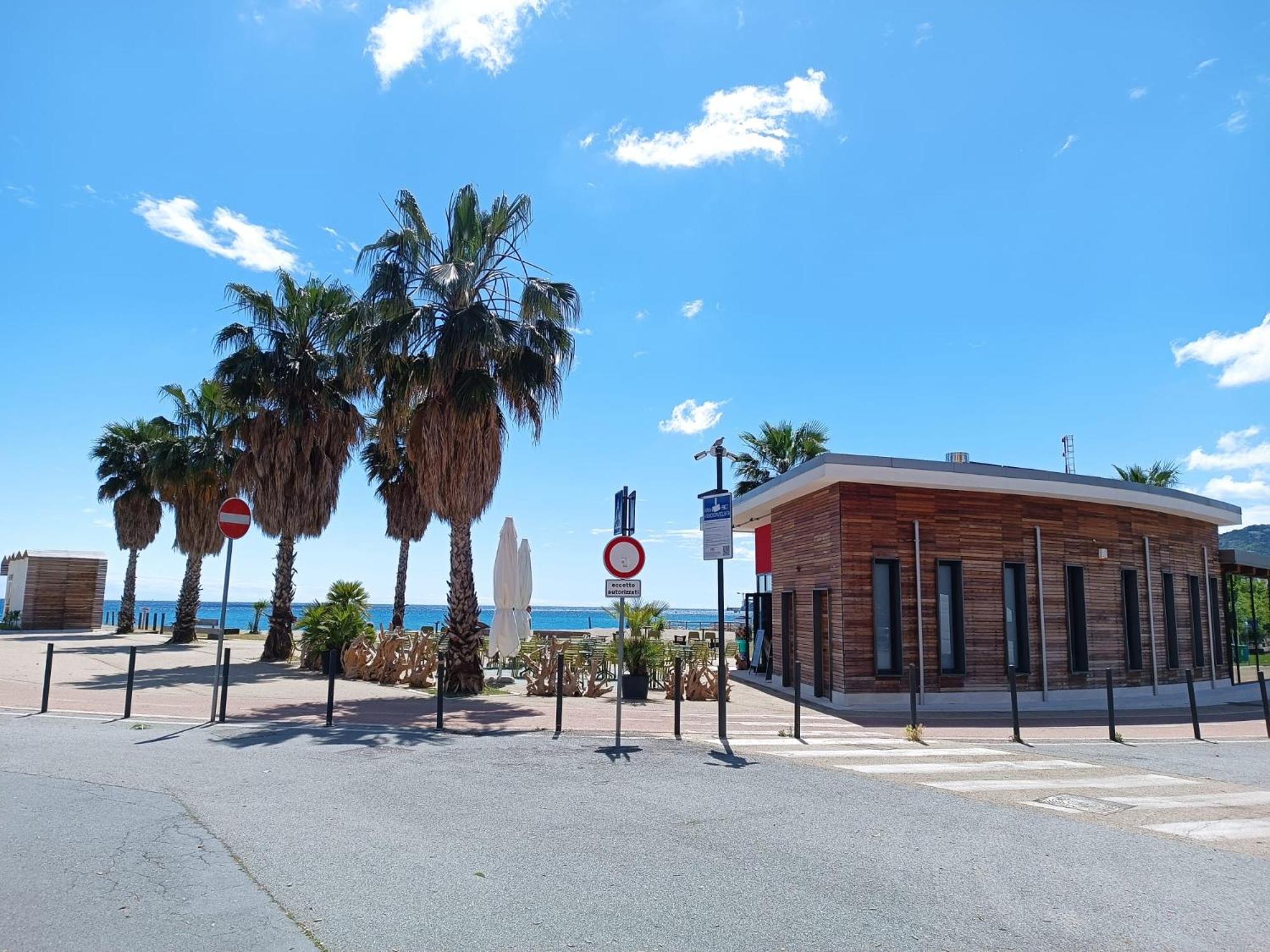 LAMBERTI Beach Apartment - 150 m from the sea - AC - WIFI view 2