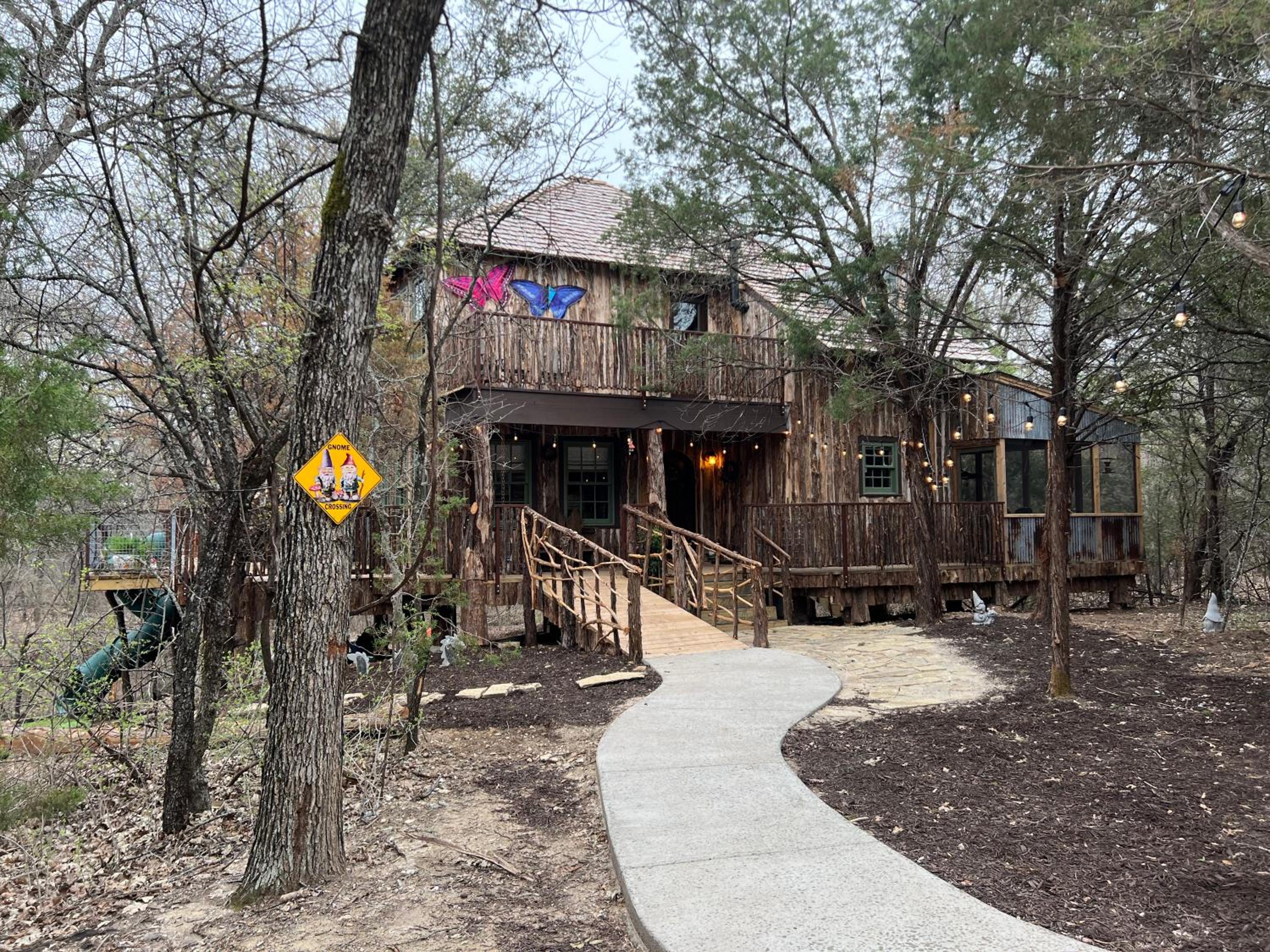 "Magical Treehouse" w spiral slide off the deck 350 acres on the Brazos River! Tubing! Petting Zoo!