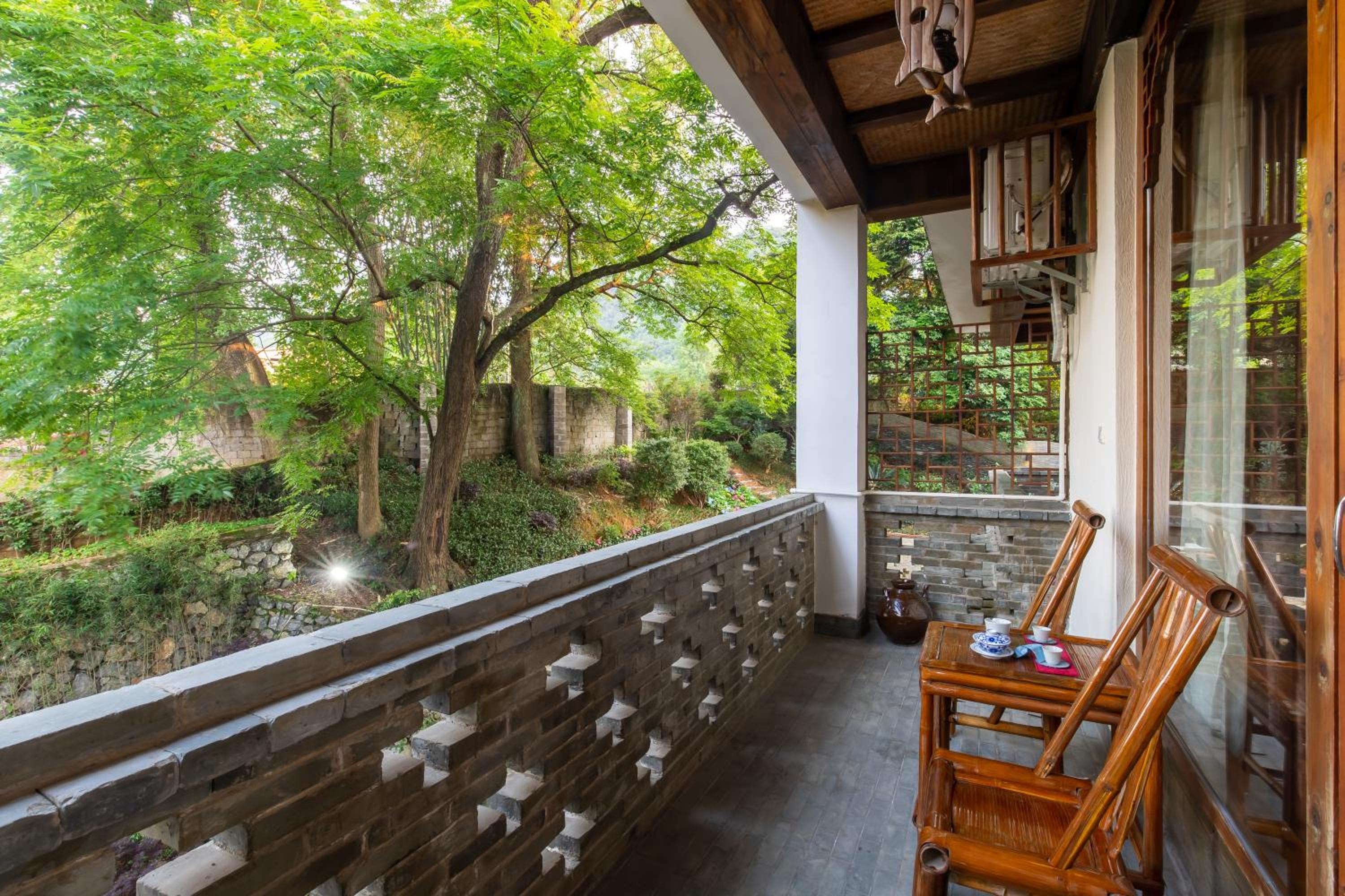Yangshuo River Lodge Hotel--English speaking team&Swimming pool&Activties organized&Free pick up from Airport or TS over 3 nights