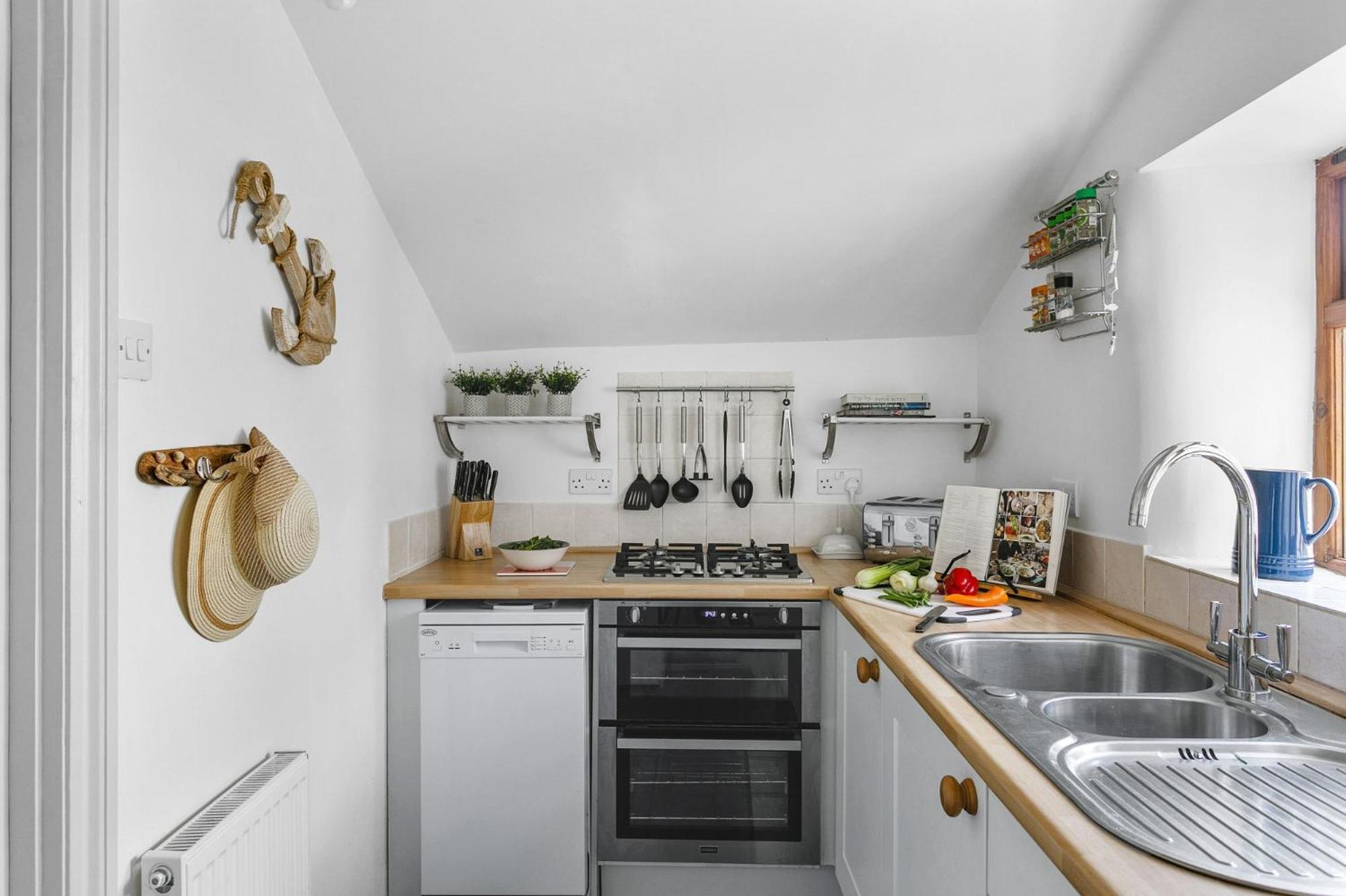 Bay Cottage - Dog friendly, Garden, Parking view 5