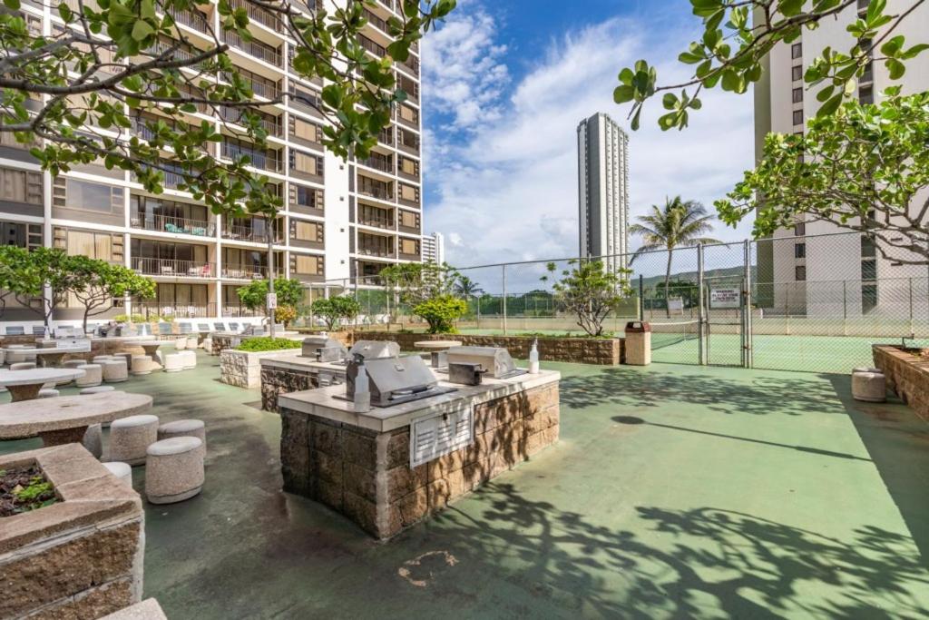 Waikiki Banyan Wocean Views Free Parking view 3