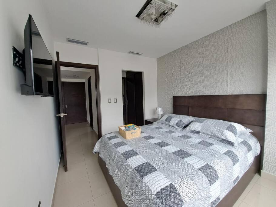 PLATINO SUITE CON PISCINA, GIMNASIO Y PARQUEO