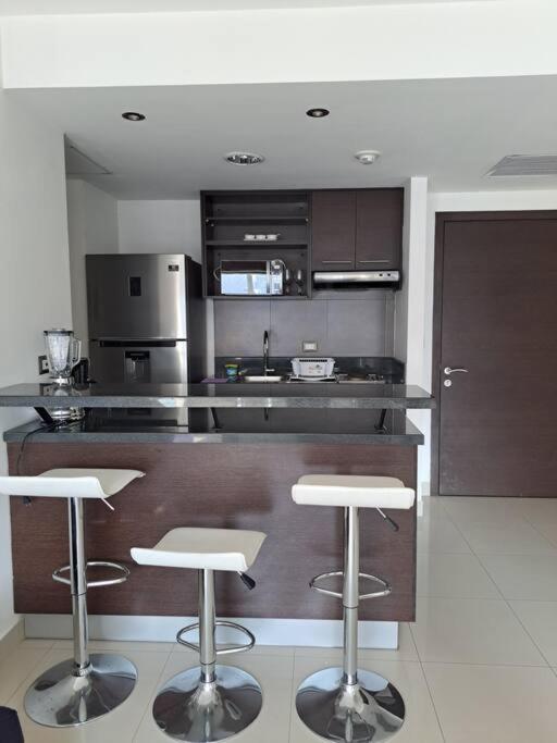 PLATINO SUITE CON PISCINA, GIMNASIO Y PARQUEO