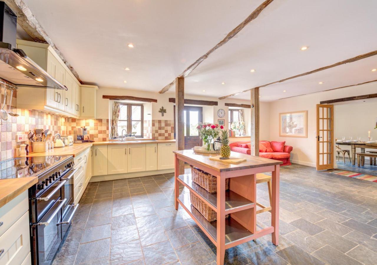5 Bed in Middle Marwood oc-stepps view 2