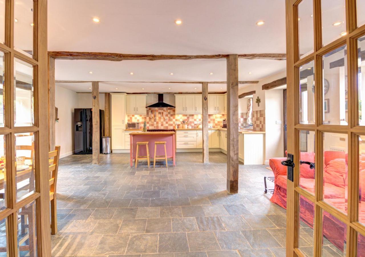 5 Bed in Middle Marwood oc-stepps view 5