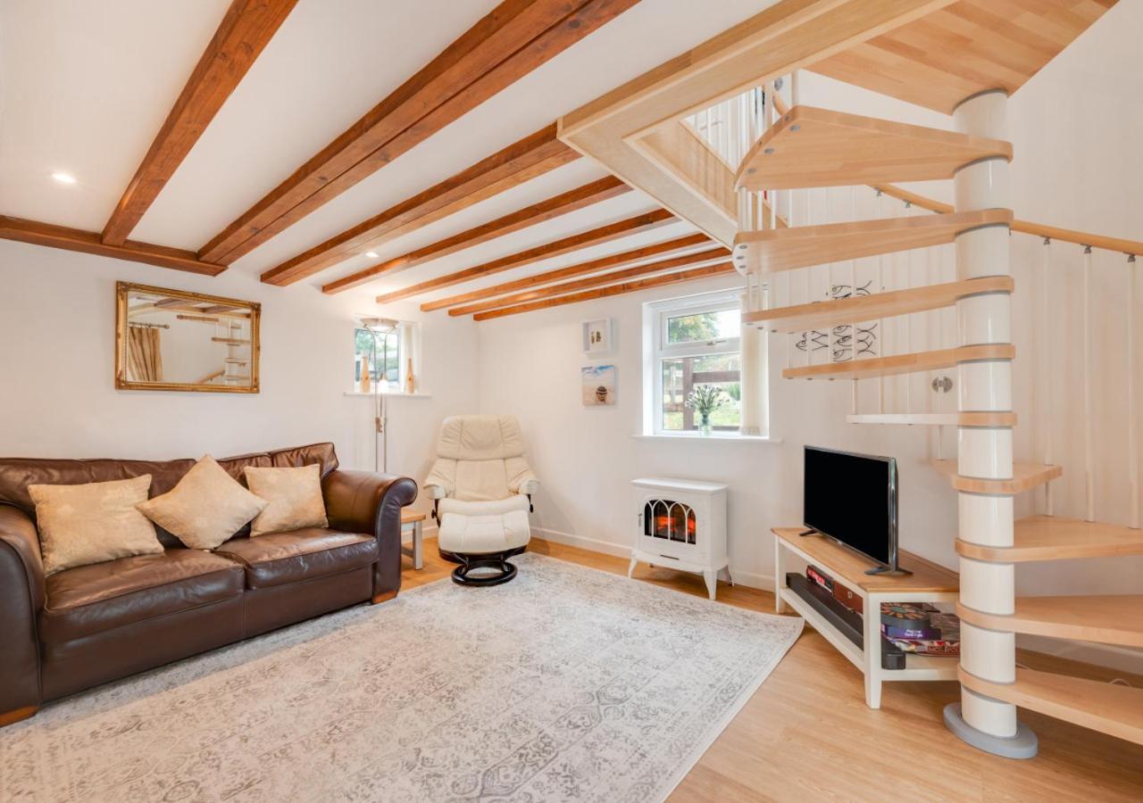1 Bed in West Putford oc-thymw view 5
