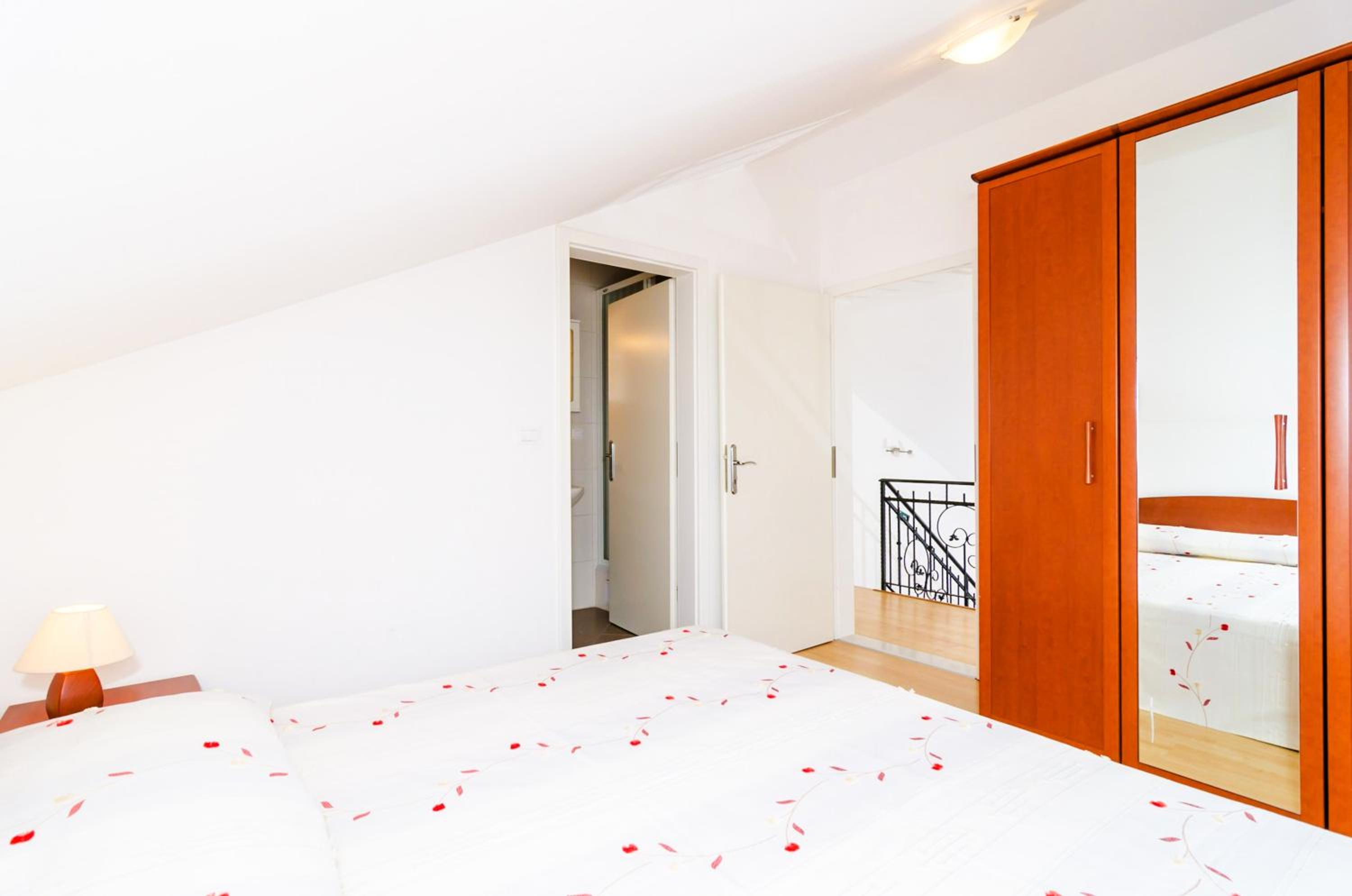 Modern apartment in Dubrovnik, 54 m² with sea and garden view