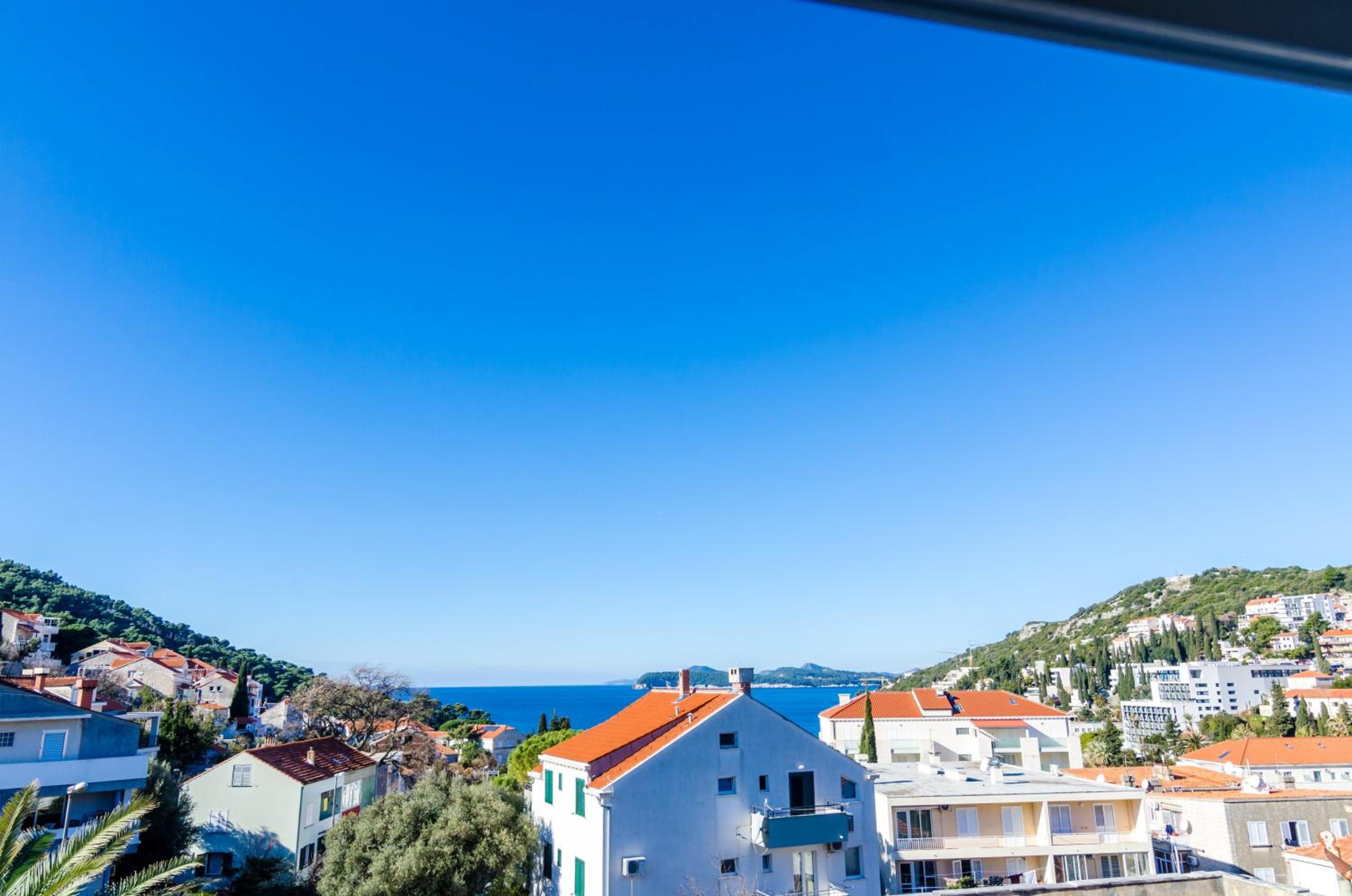 Modern apartment in Dubrovnik, 54 m² with sea and garden view