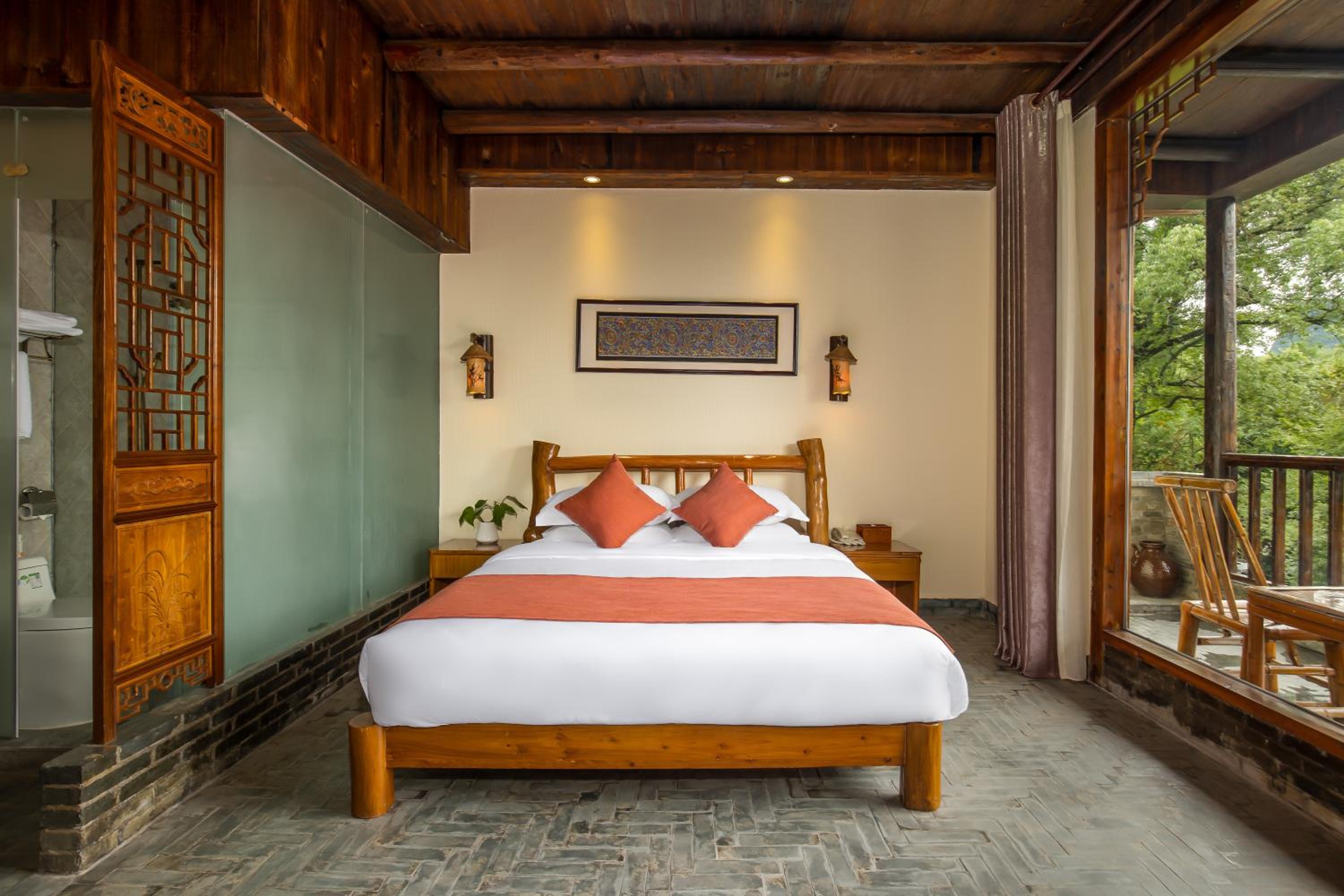 Yangshuo River Lodge Hotel--English speaking team&Swimming pool&Activties organized&Free pick up from Airport or TS over 3 nights