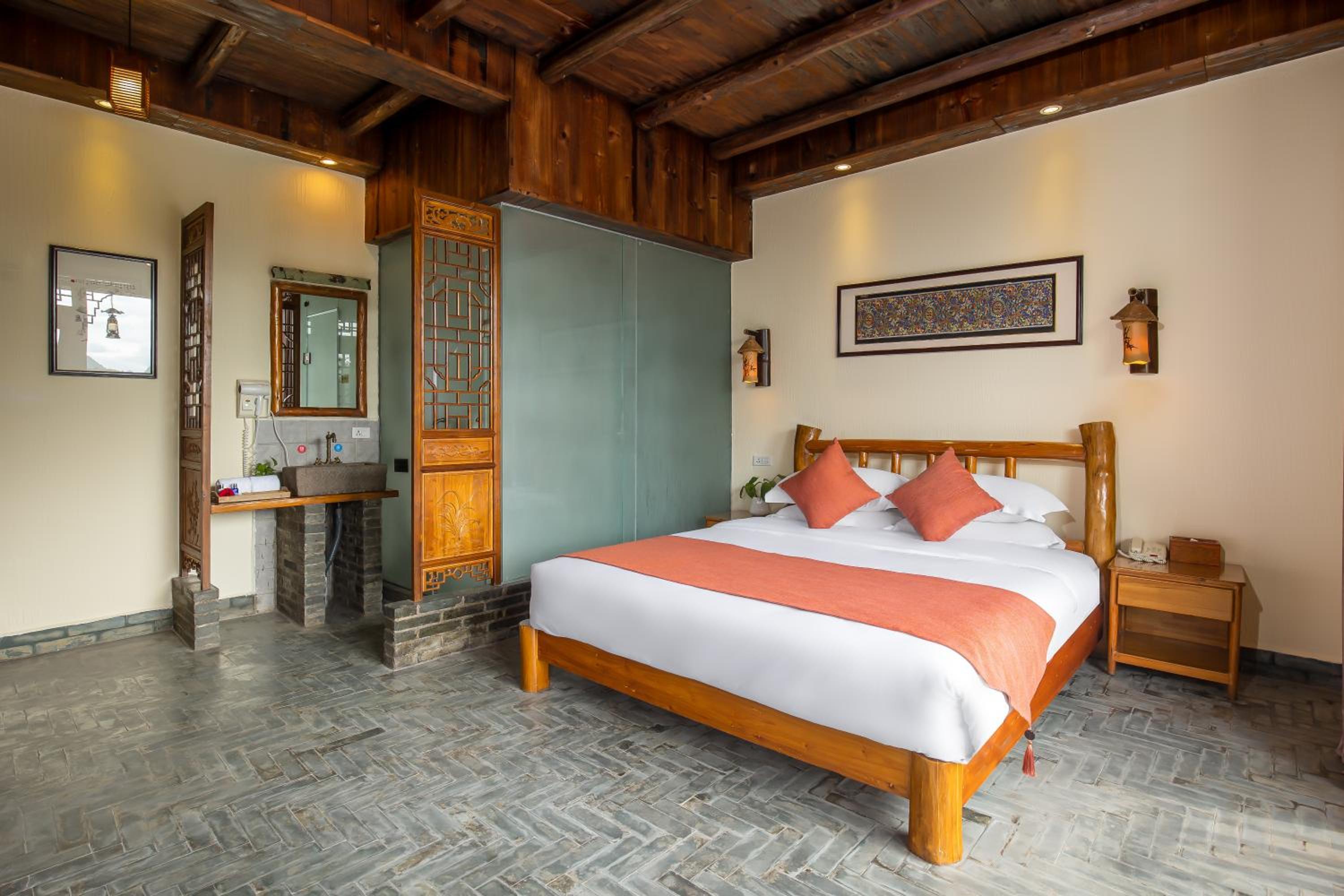 Yangshuo River Lodge Hotel--English speaking team&Swimming pool&Activties organized&Free pick up from Airport or TS over 3 nights