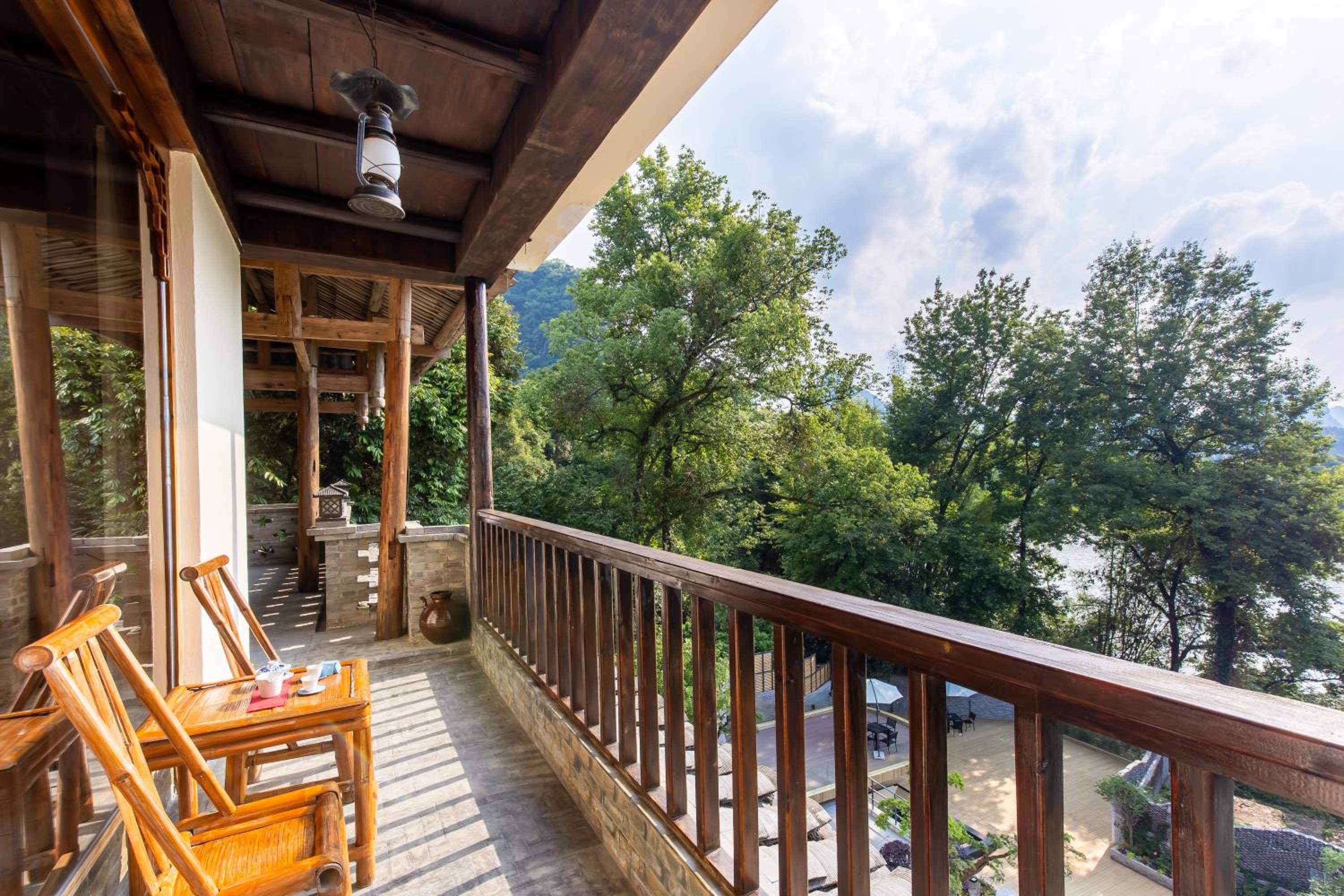 Yangshuo River Lodge Hotel--English speaking team&Swimming pool&Activties organized&Free pick up from Airport or TS over 3 nights