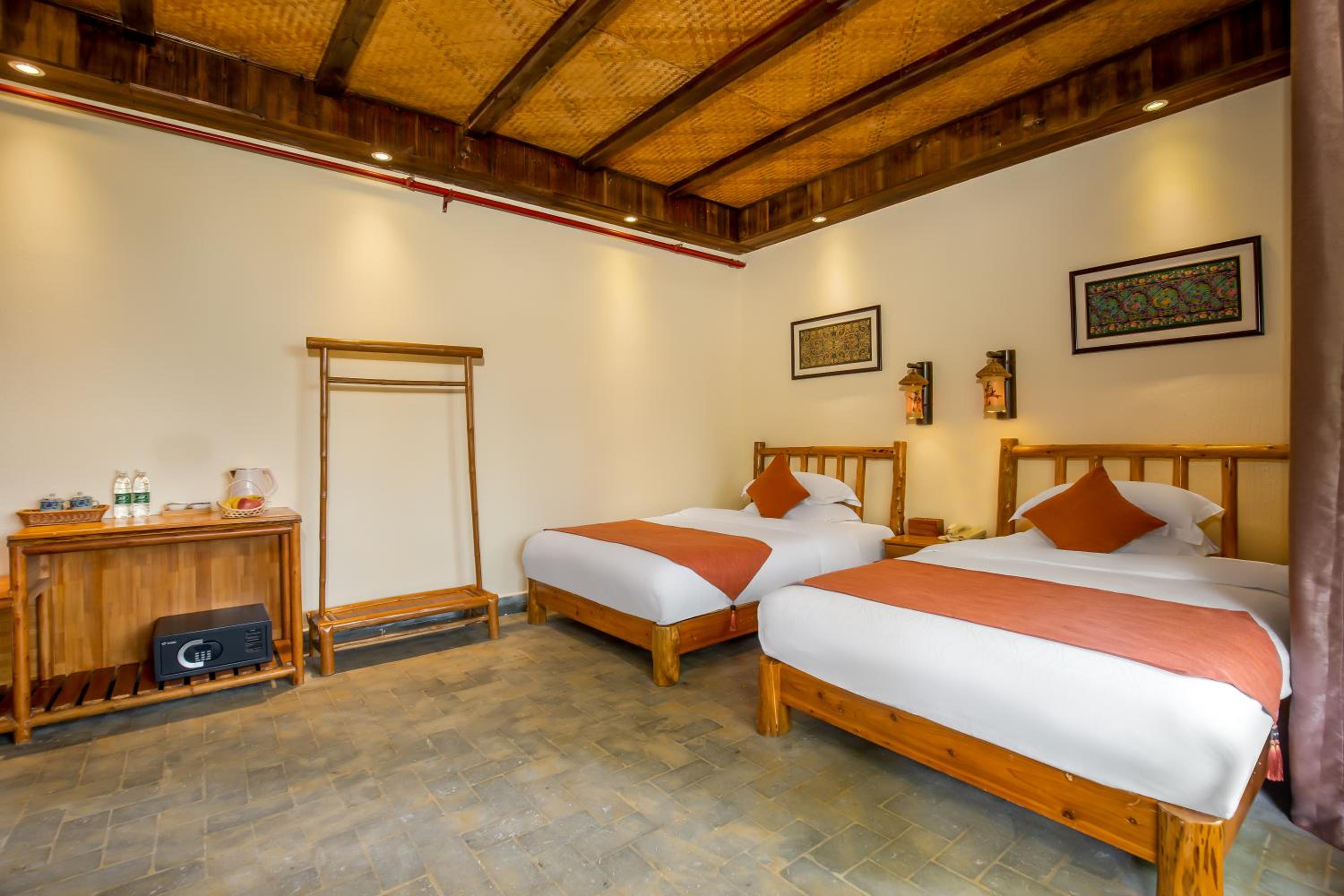Yangshuo River Lodge Hotel--English speaking team&Swimming pool&Activties organized&Free pick up from Airport or TS over 3 nights