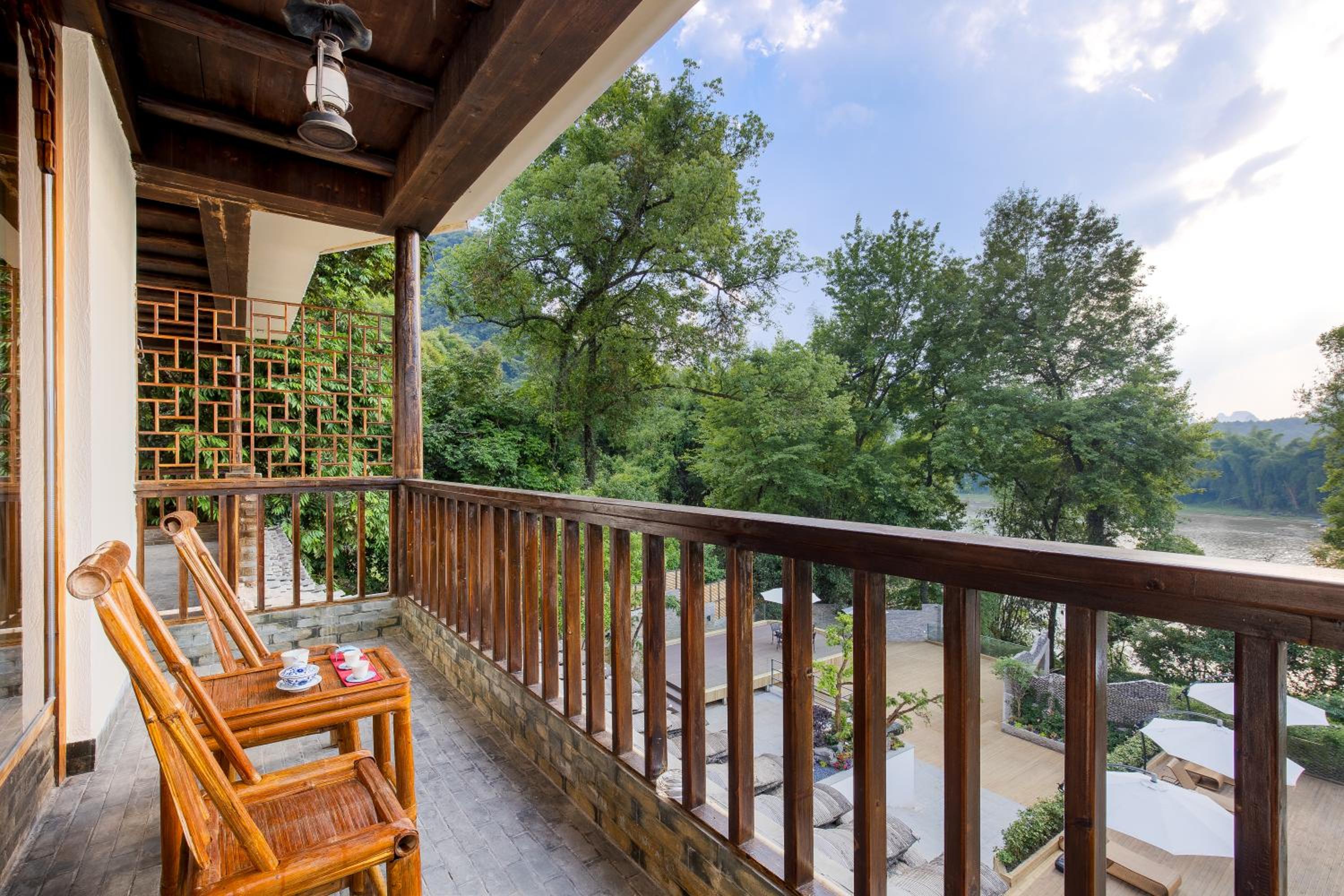 Yangshuo River Lodge Hotel--English speaking team&Swimming pool&Activties organized&Free pick up from Airport or TS over 3 nights