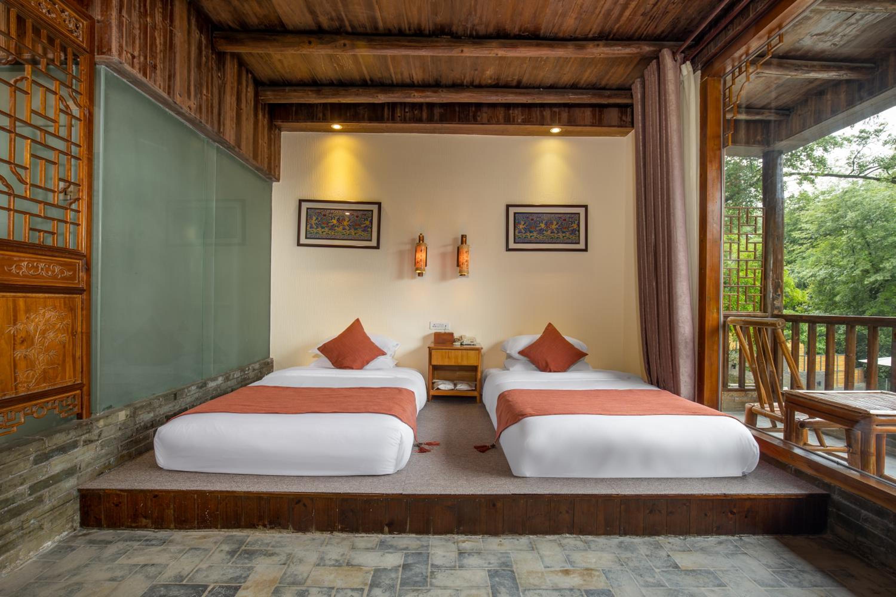 Yangshuo River Lodge Hotel--English speaking team&Swimming pool&Activties organized&Free pick up from Airport or TS over 3 nights