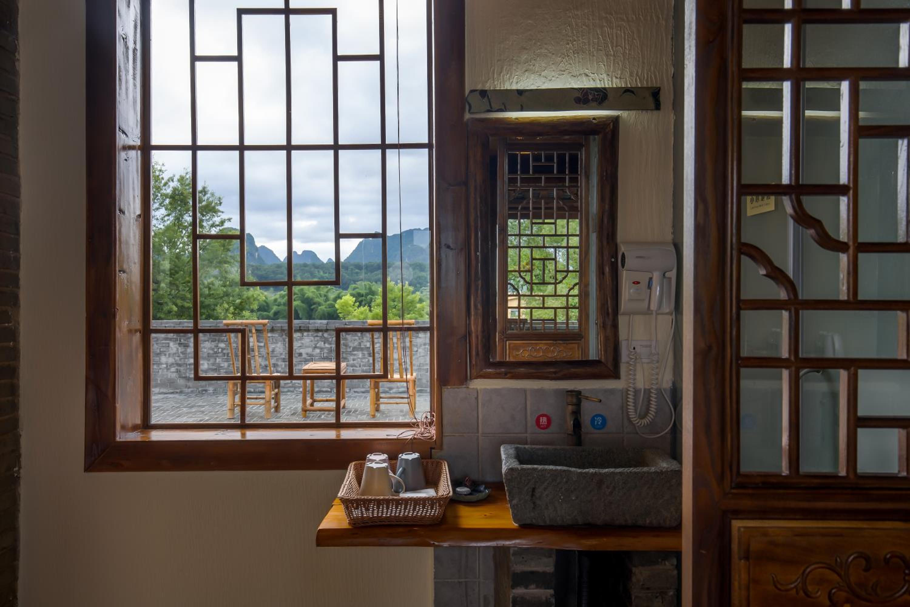 Yangshuo River Lodge Hotel--English speaking team&Swimming pool&Activties organized&Free pick up from Airport or TS over 3 nights