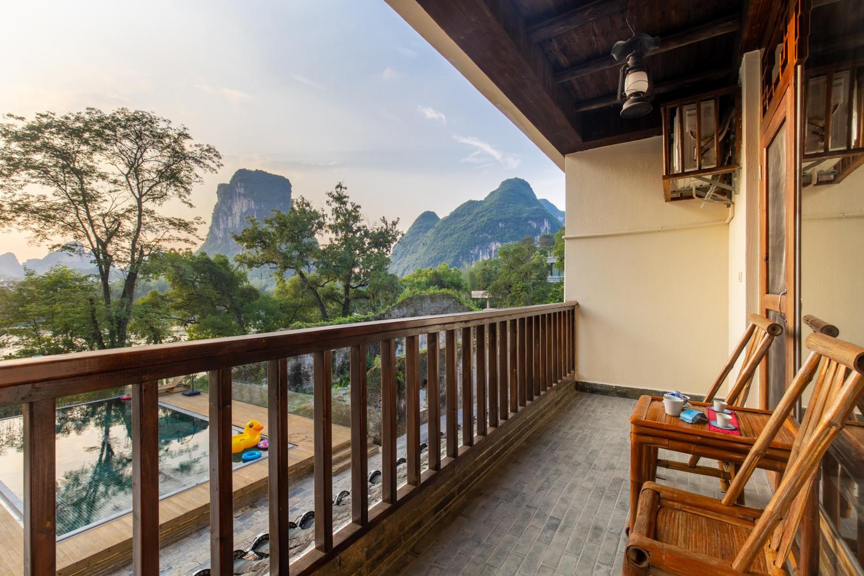 Yangshuo River Lodge Hotel--English speaking team&Swimming pool&Activties organized&Free pick up from Airport or TS over 3 nights