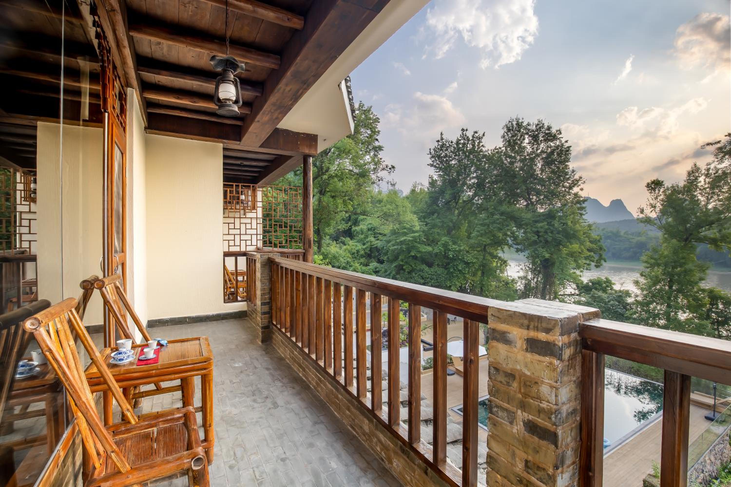 Yangshuo River Lodge Hotel--English speaking team&Swimming pool&Activties organized&Free pick up from Airport or TS over 3 nights