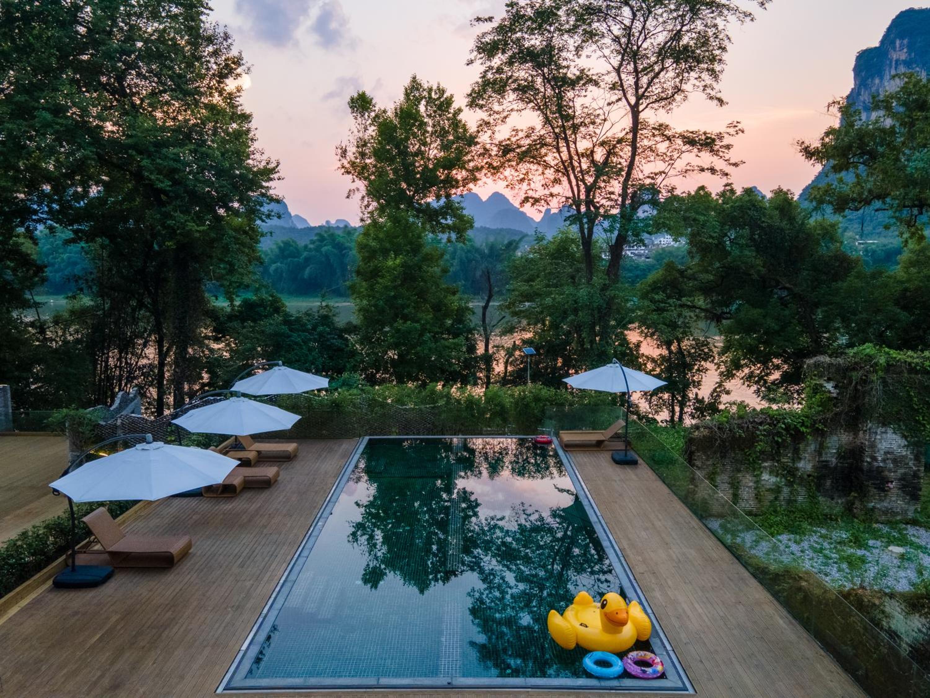 Yangshuo River Lodge Hotel--English speaking team&Swimming pool&Activties organized&Free pick up from Airport or TS over 3 nights