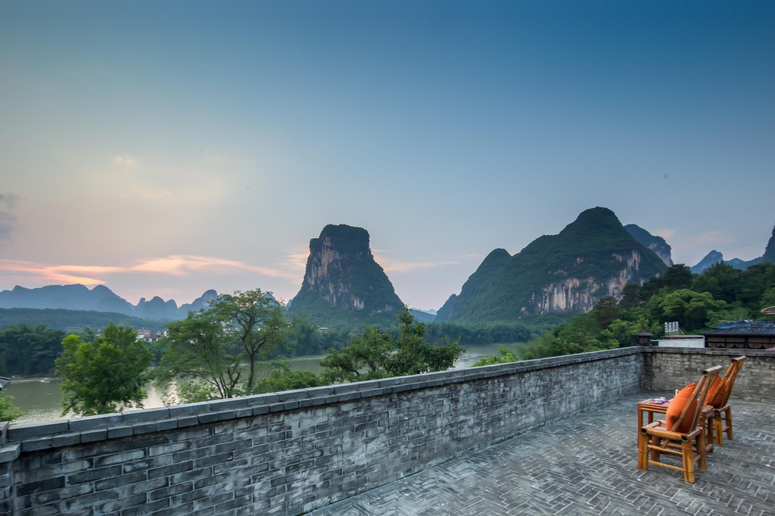 Yangshuo River Lodge Hotel--English speaking team&Swimming pool&Activties organized&Free pick up from Airport or TS over 3 nights