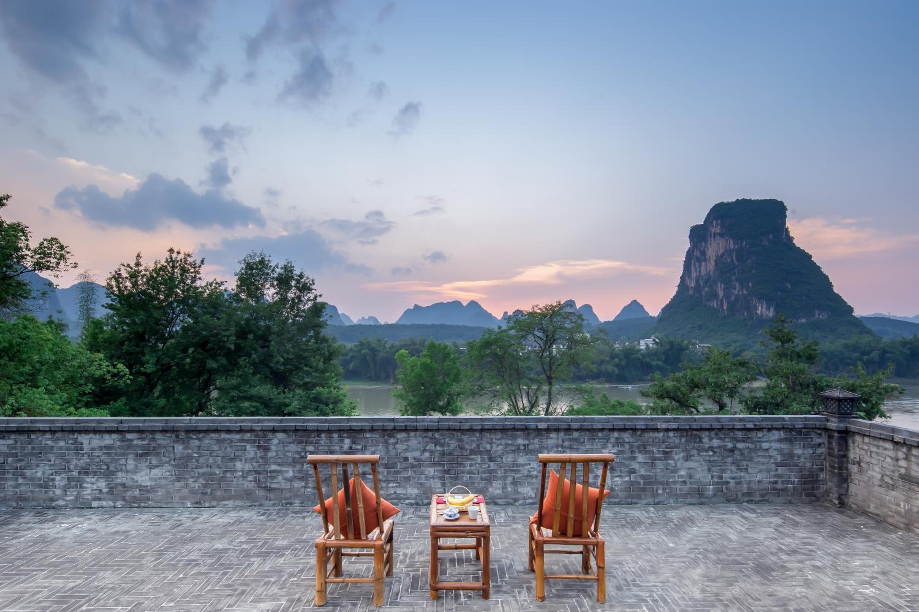 Yangshuo River Lodge Hotel--English speaking team&Swimming pool&Activties organized&Free pick up from Airport or TS over 3 nights