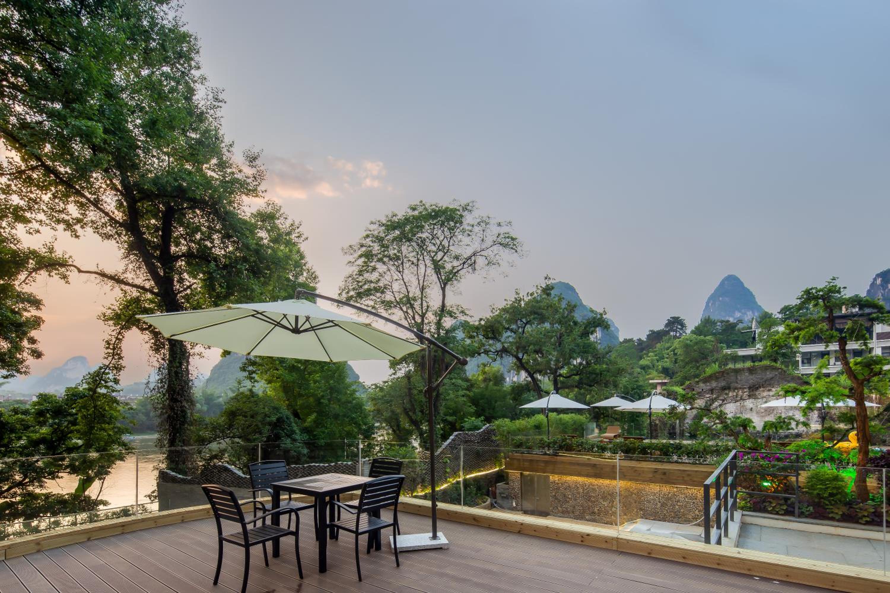 Yangshuo River Lodge Hotel--English speaking team&Swimming pool&Activties organized&Free pick up from Airport or TS over 3 nights