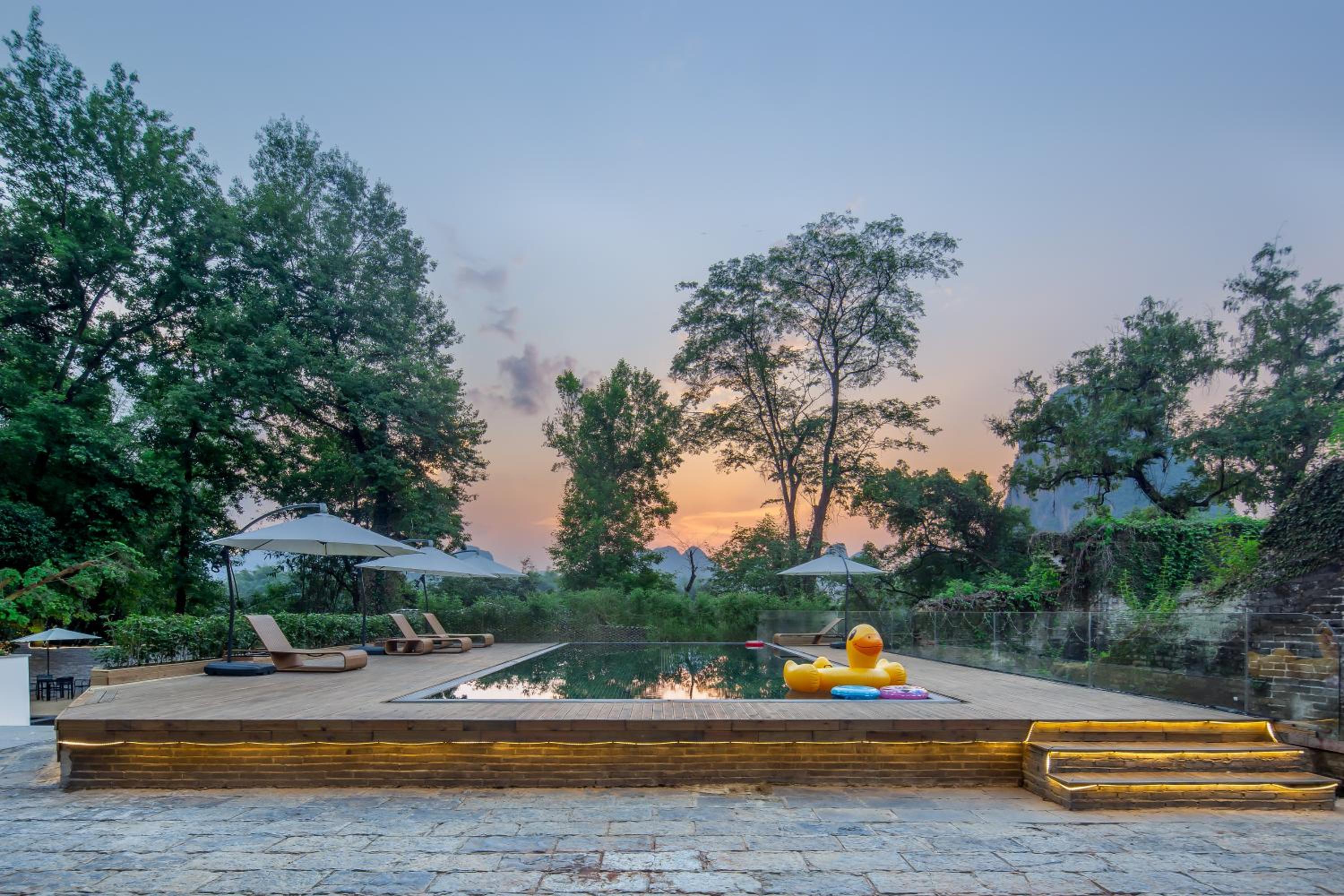 Yangshuo River Lodge Hotel--English speaking team&Swimming pool&Activties organized&Free pick up from Airport or TS over 3 nights